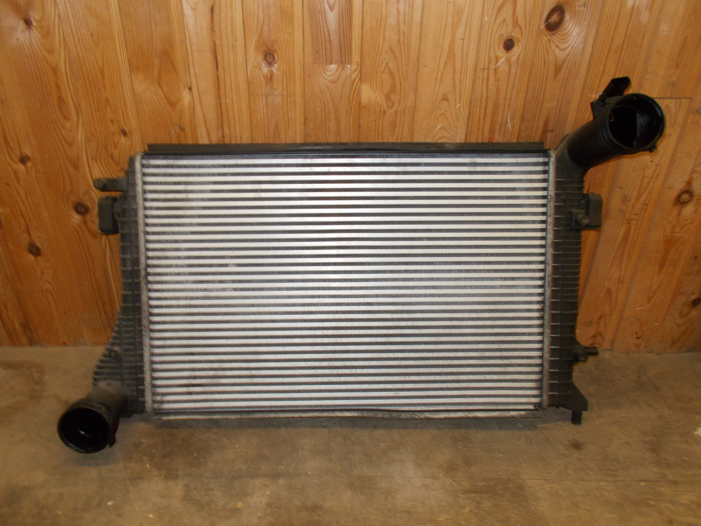 VW Golf 5 1K Køler Intercooler Med OEM Nr. 1K0145803H Fra VW Ophugger