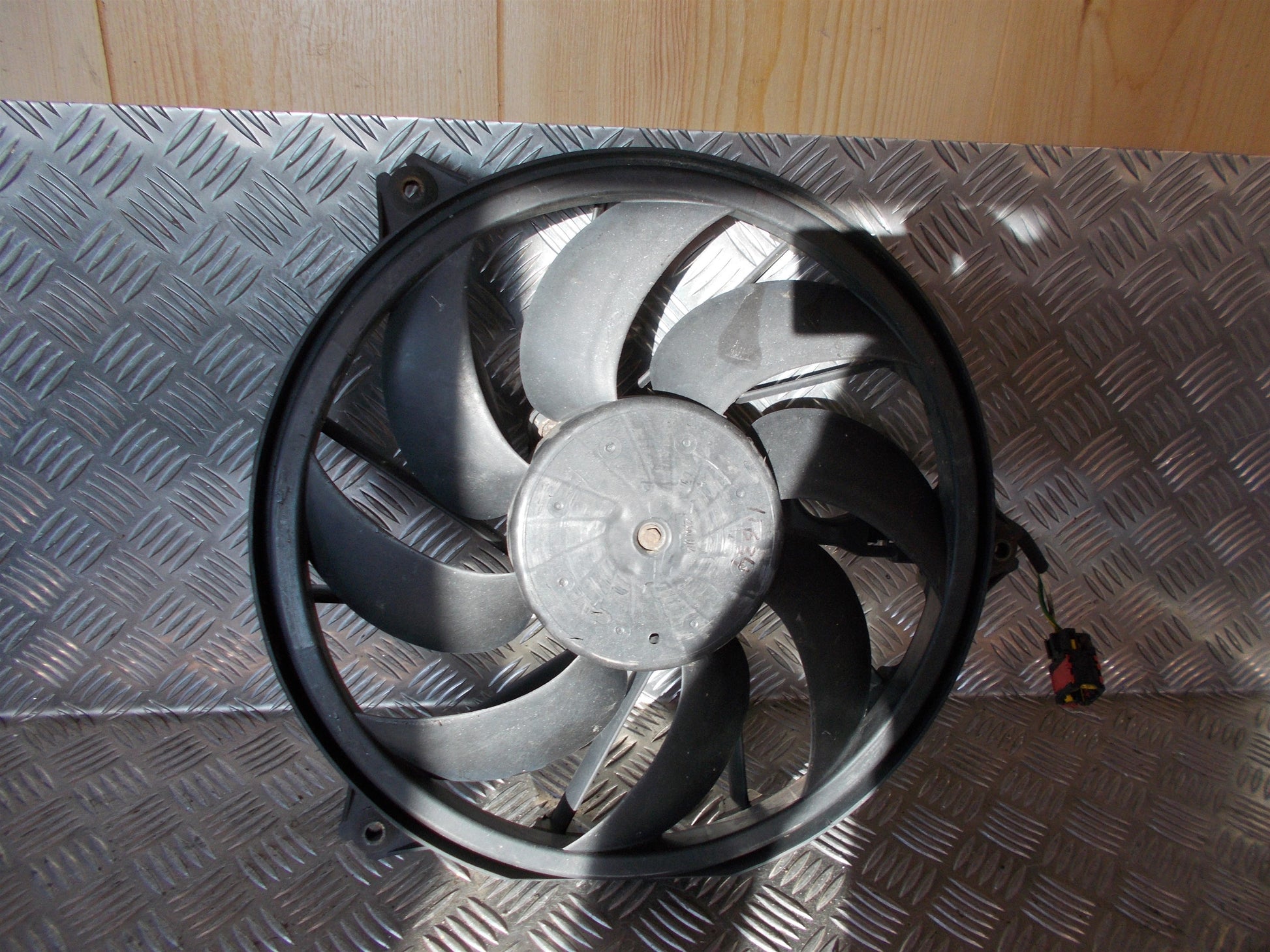 Peugeot 206 Kølerblæser El Med OEM Nr. 125487 Fra Peugeot Ophugger