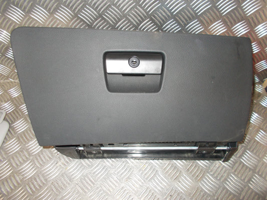 BMW 3-Serie E90/E91/E92 Handskerum Med OEM Nr. Ophugger Fra BMW Ophugger