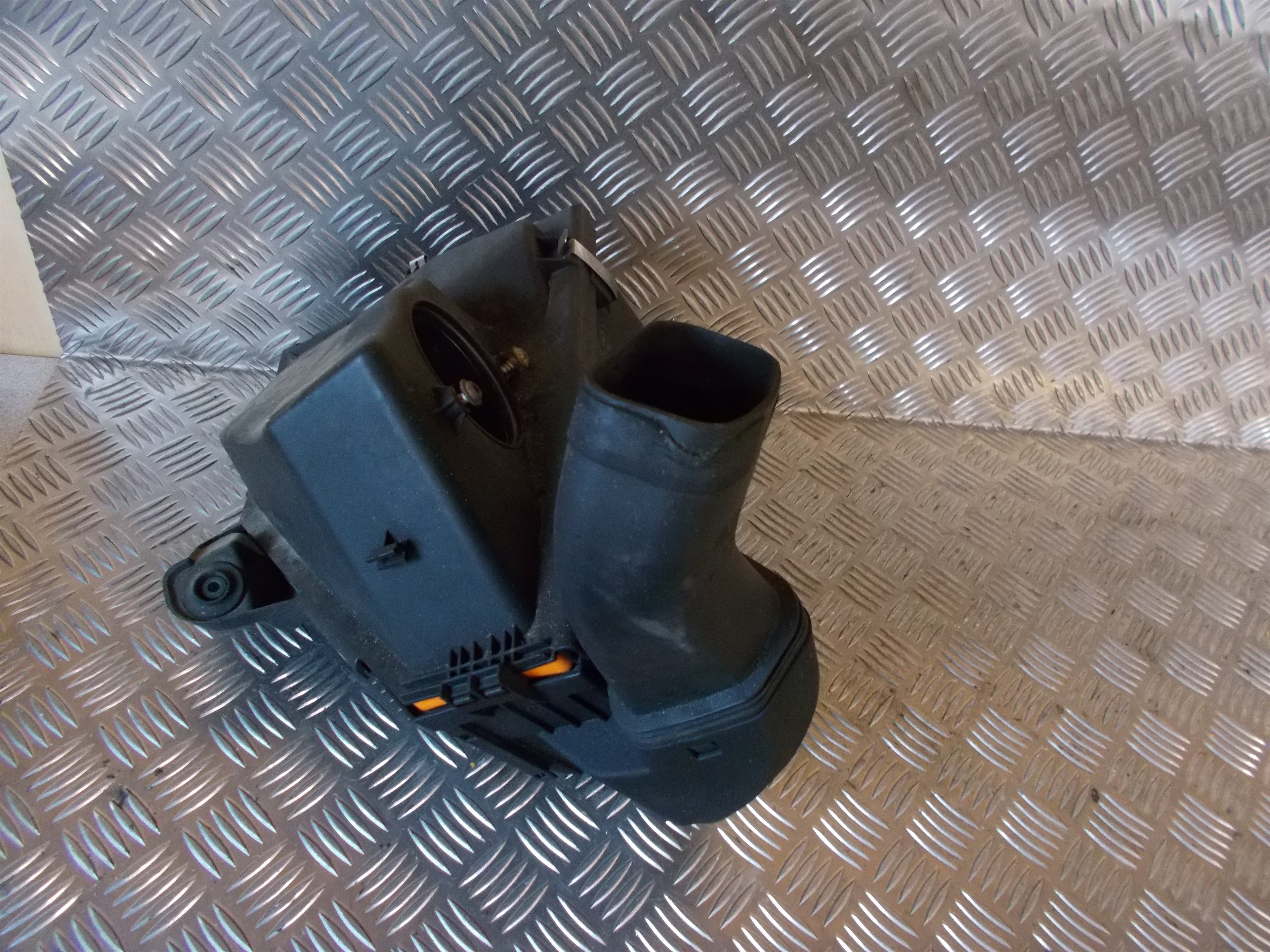 BMW 3-Serie E90/E91/E92/E Luftfilterkasse  Med OEM Nr. 1371779746003 Fra BMW Ophugger