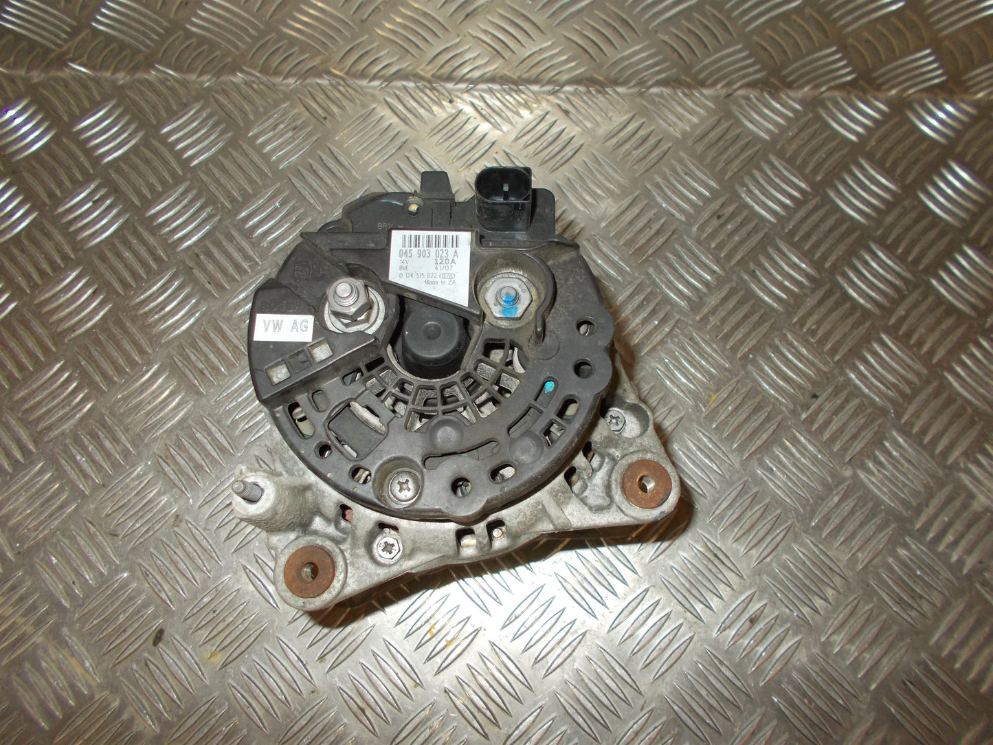 Skoda Fabia Generator Med OEM Nr. 045903023F Fra Skoda Ophugger