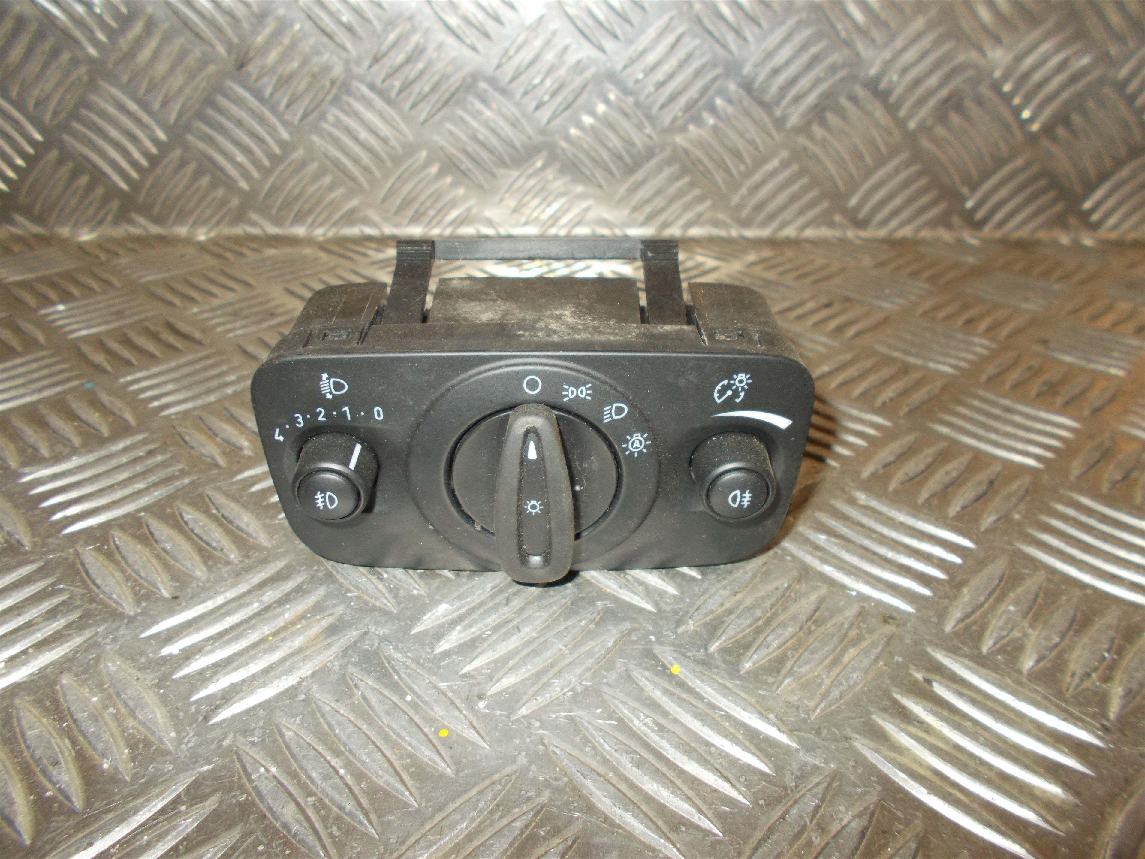 Ford C-Max 2 Kontakt Lys Med OEM Nr. AV6T13A024CC Fra Ford Ophugger