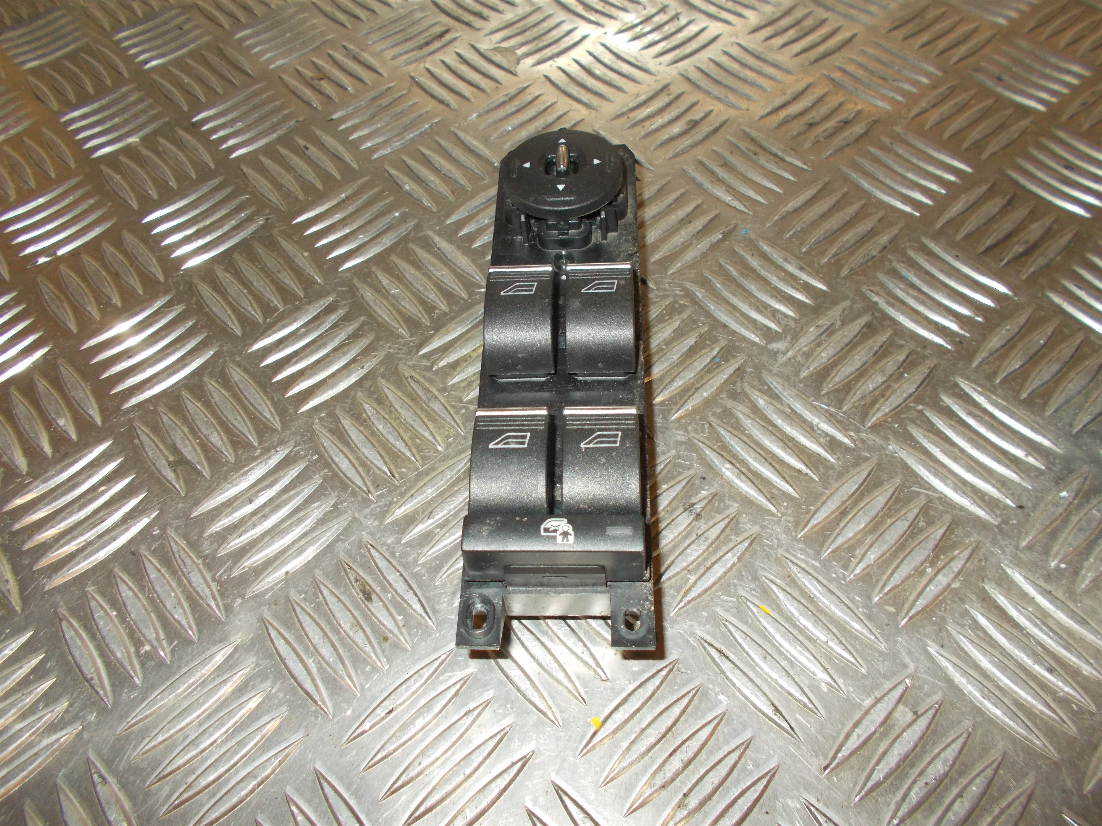 Ford C-Max 2 Kontakt Rudehejs Med OEM Nr. AM5T14A132BB Fra Ford Ophugger