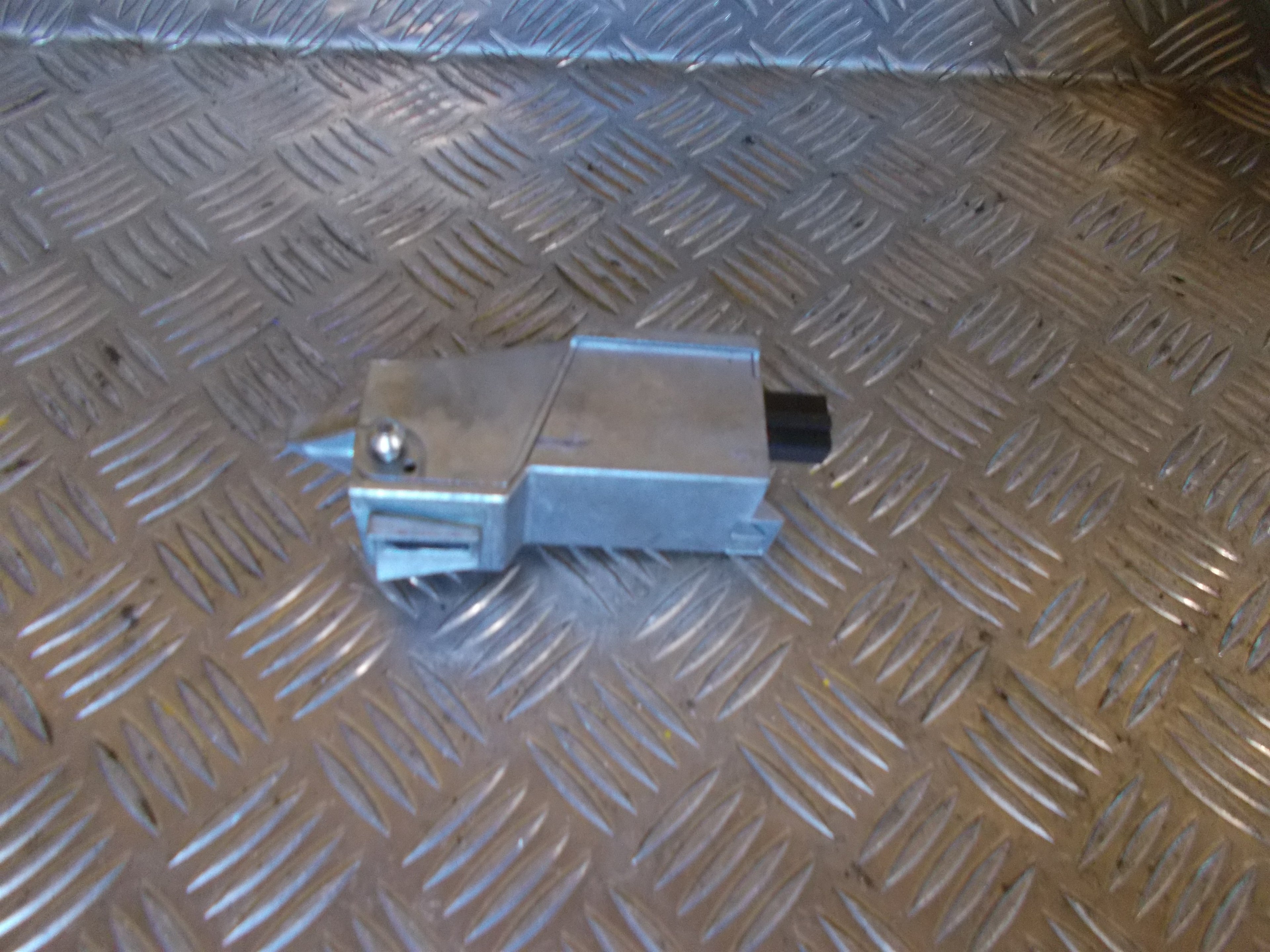 Ford C-Max 2 Ratlås Med OEM Nr. AV6N3F880J Fra Ford Ophugger