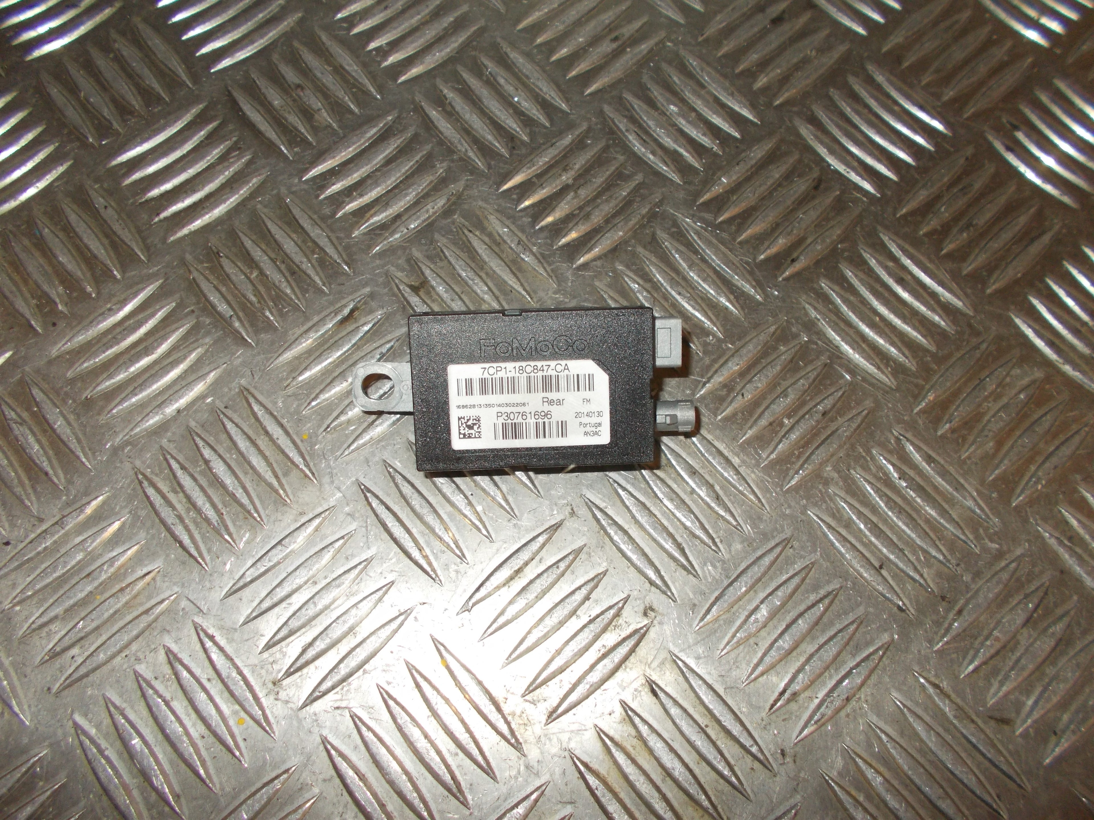 Ford C-Max 2 Antenneforstærker Med OEM Nr. 7CP118C847CA Fra Ford Ophugger