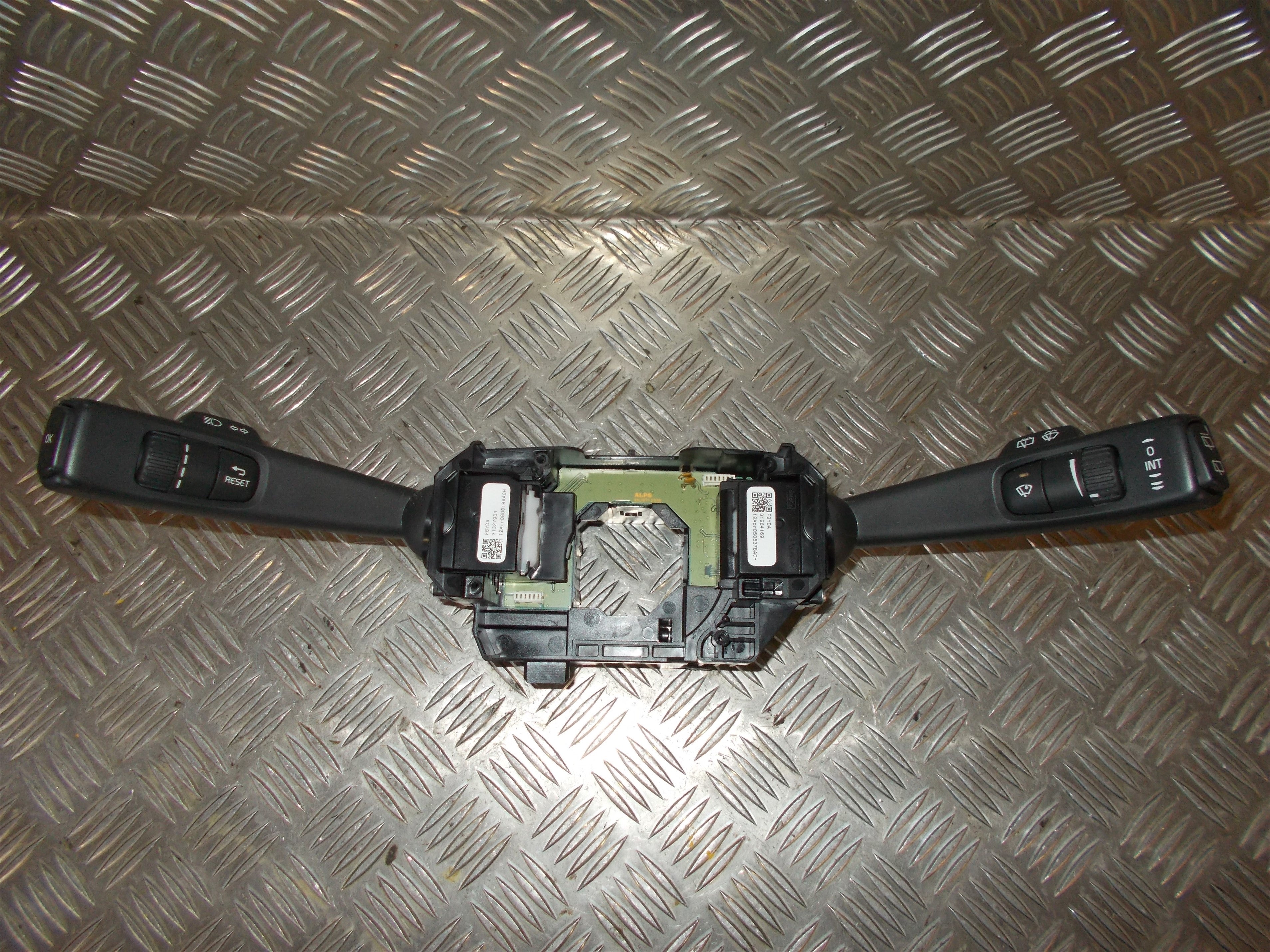 Volvo Xc60 Kontakt Combi Med OEM Nr. 31327903 Fra Volvo Ophugger