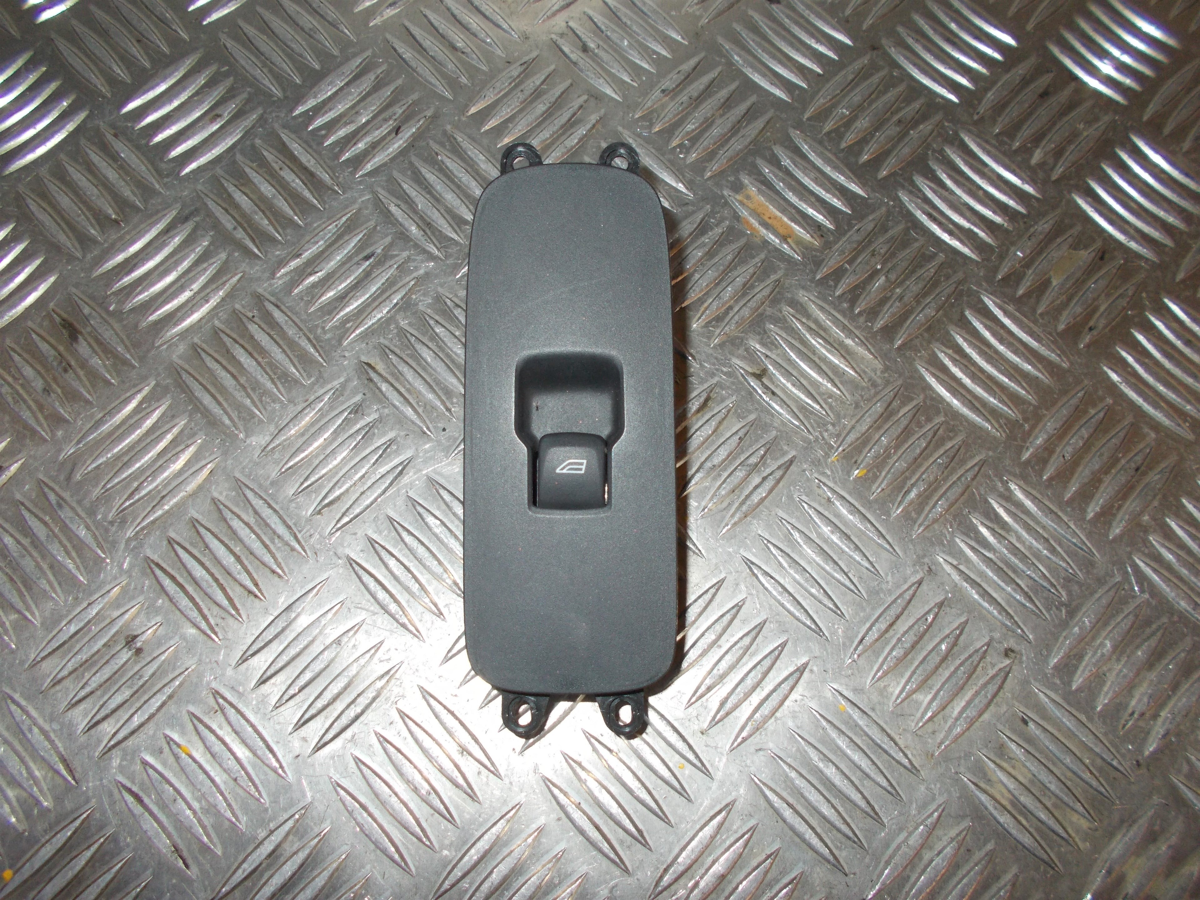 Volvo Xc60 Kontakt Rudehejs Med OEM Nr. 31272012 Fra Volvo Ophugger
