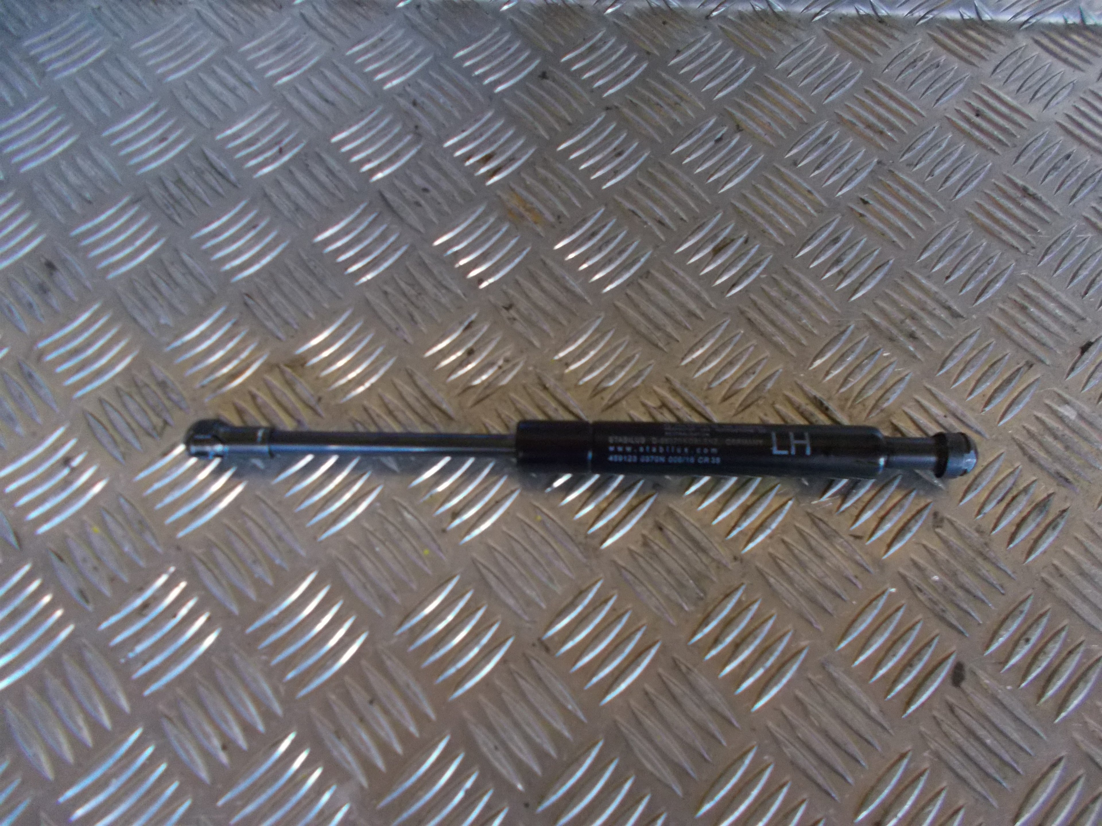 Volvo V70 Bagklapsdæmper Med OEM Nr. 31335795 Fra Volvo Ophugger