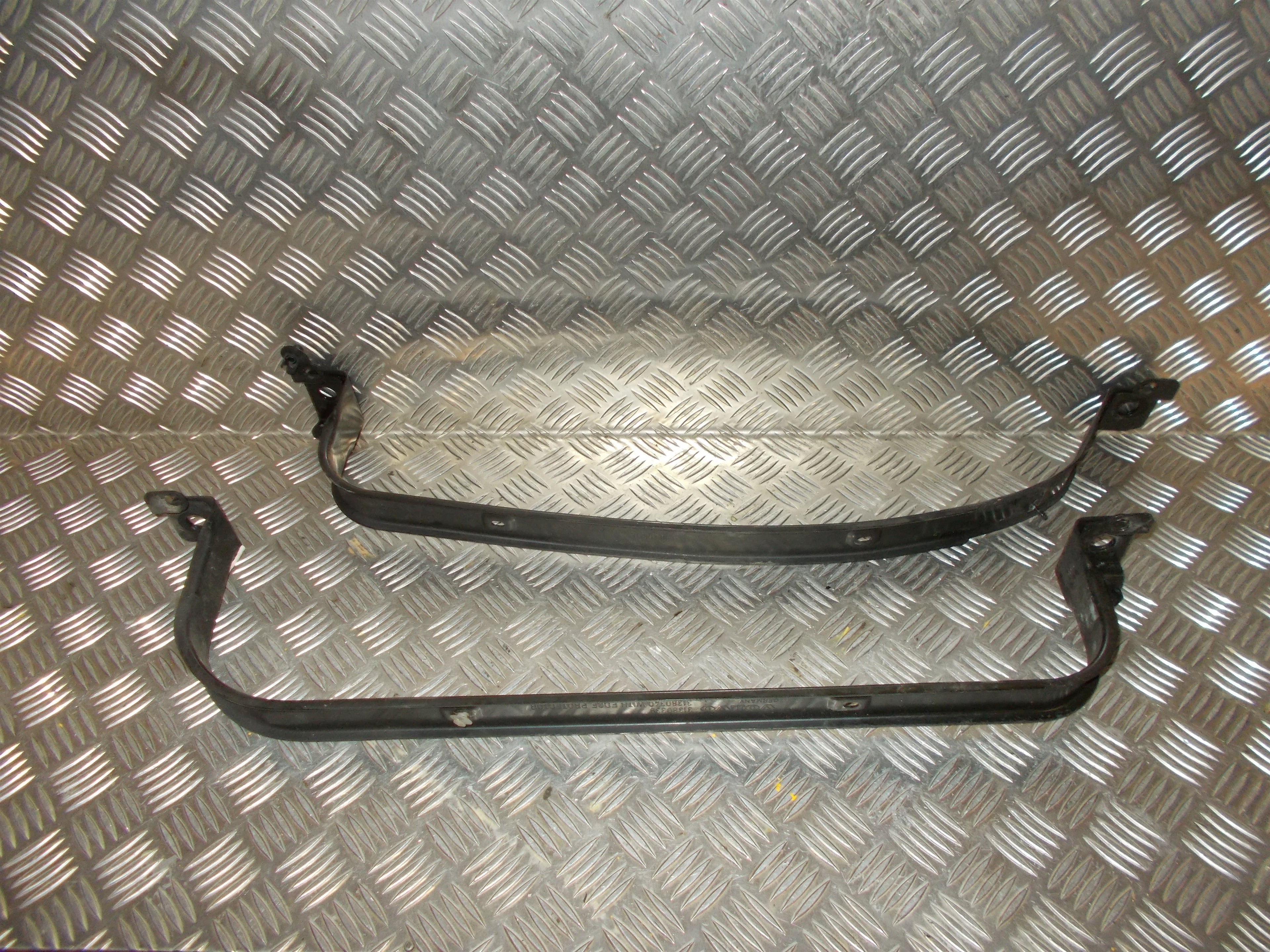 Volvo V70 Tankbånd Med OEM Nr. 31380339 Fra Volvo Ophugger