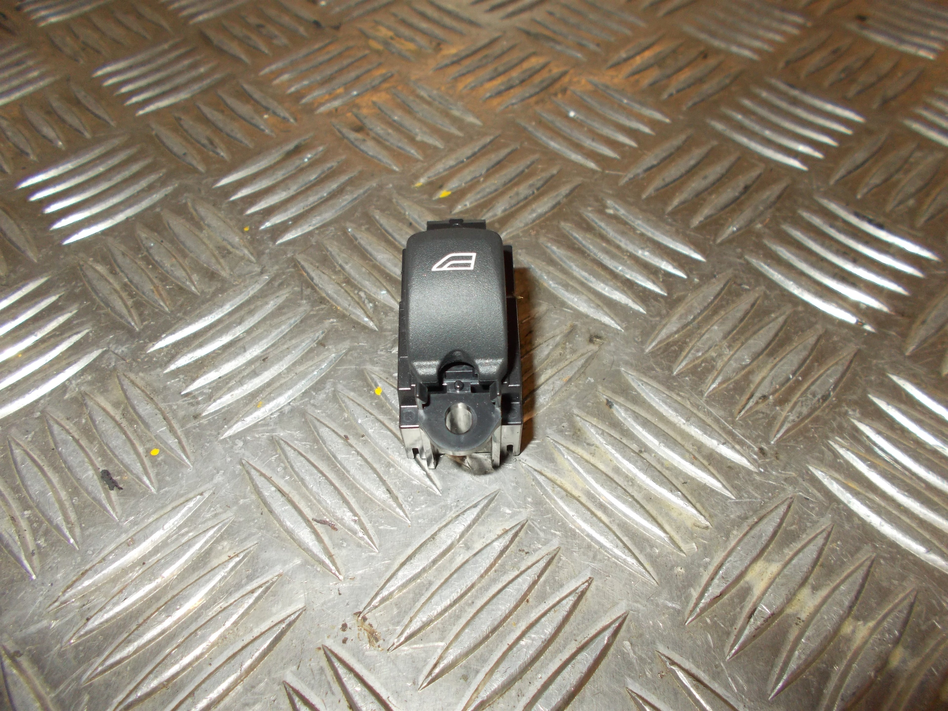 Volvo V70 Kontakt Rudehejs Med OEM Nr. 31394840 Fra Volvo Ophugger