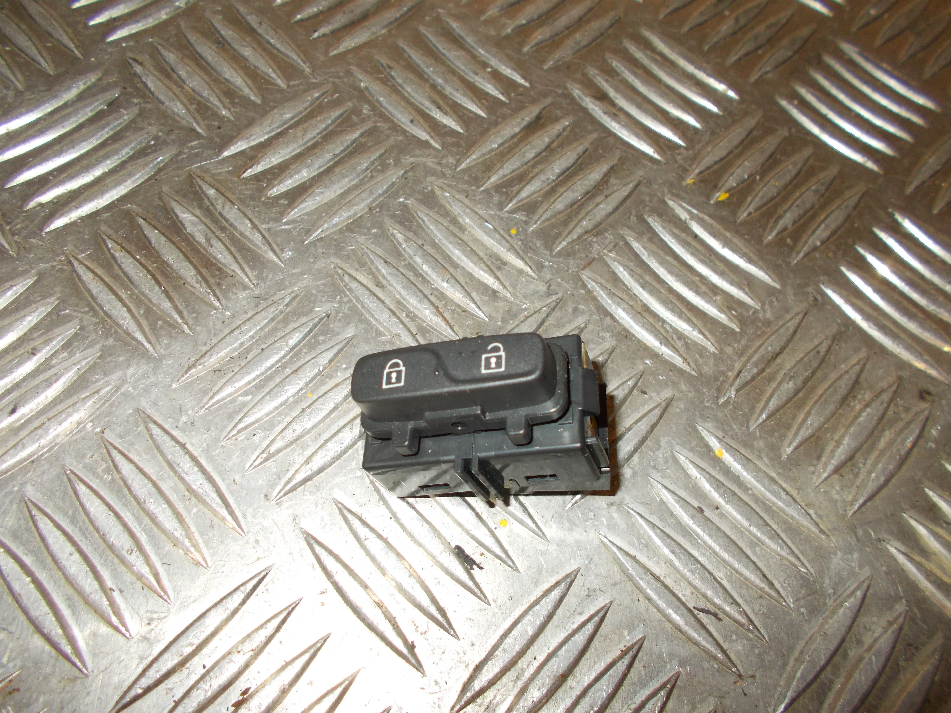 Volvo V70 Kontakt Diverse Med OEM Nr. 31343100 Fra Volvo Ophugger