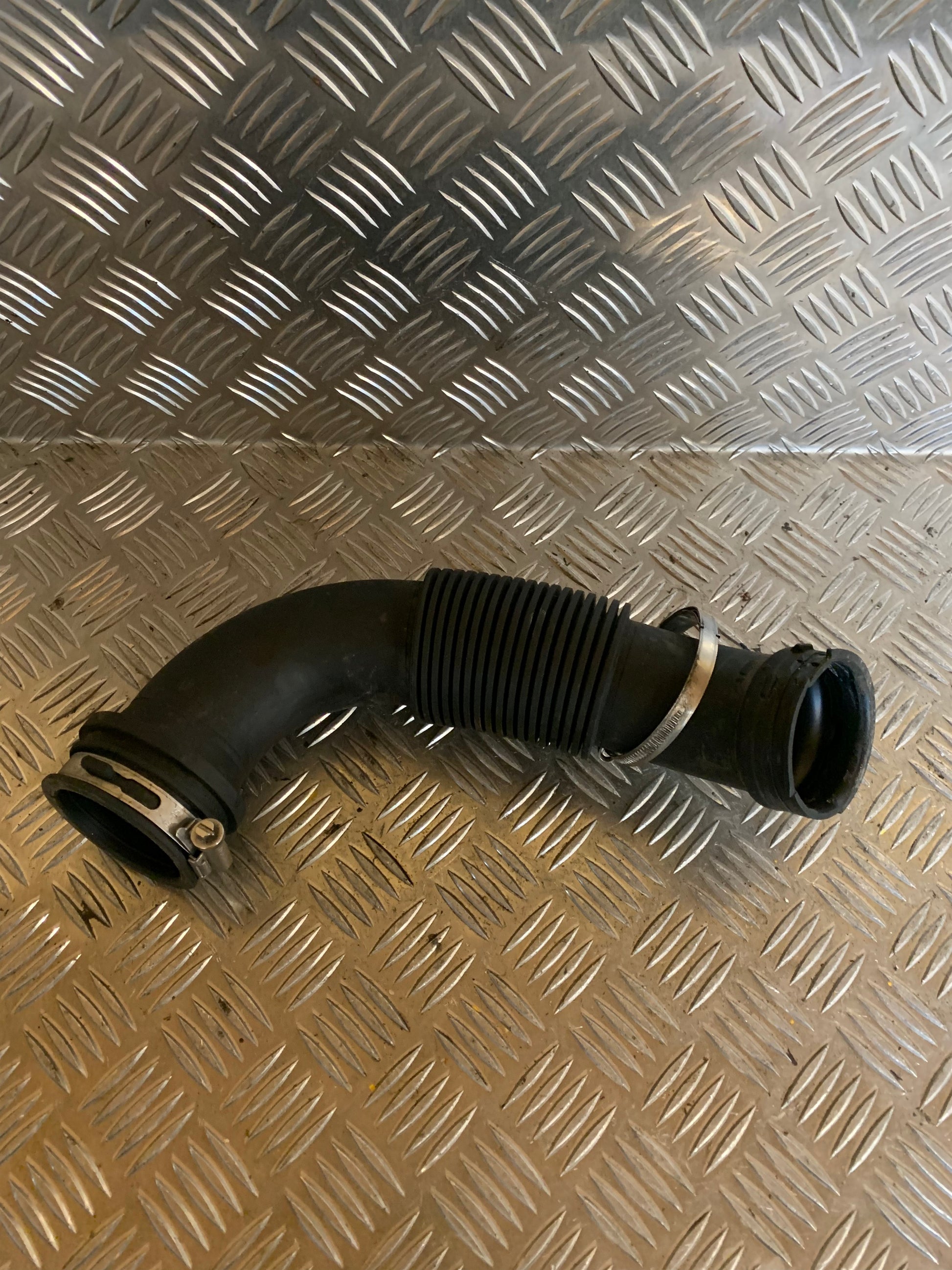 Ford C‑Max 2 Indsugningsslange Med OEM Nr. CV619C623AC Fra Ford Ophugger