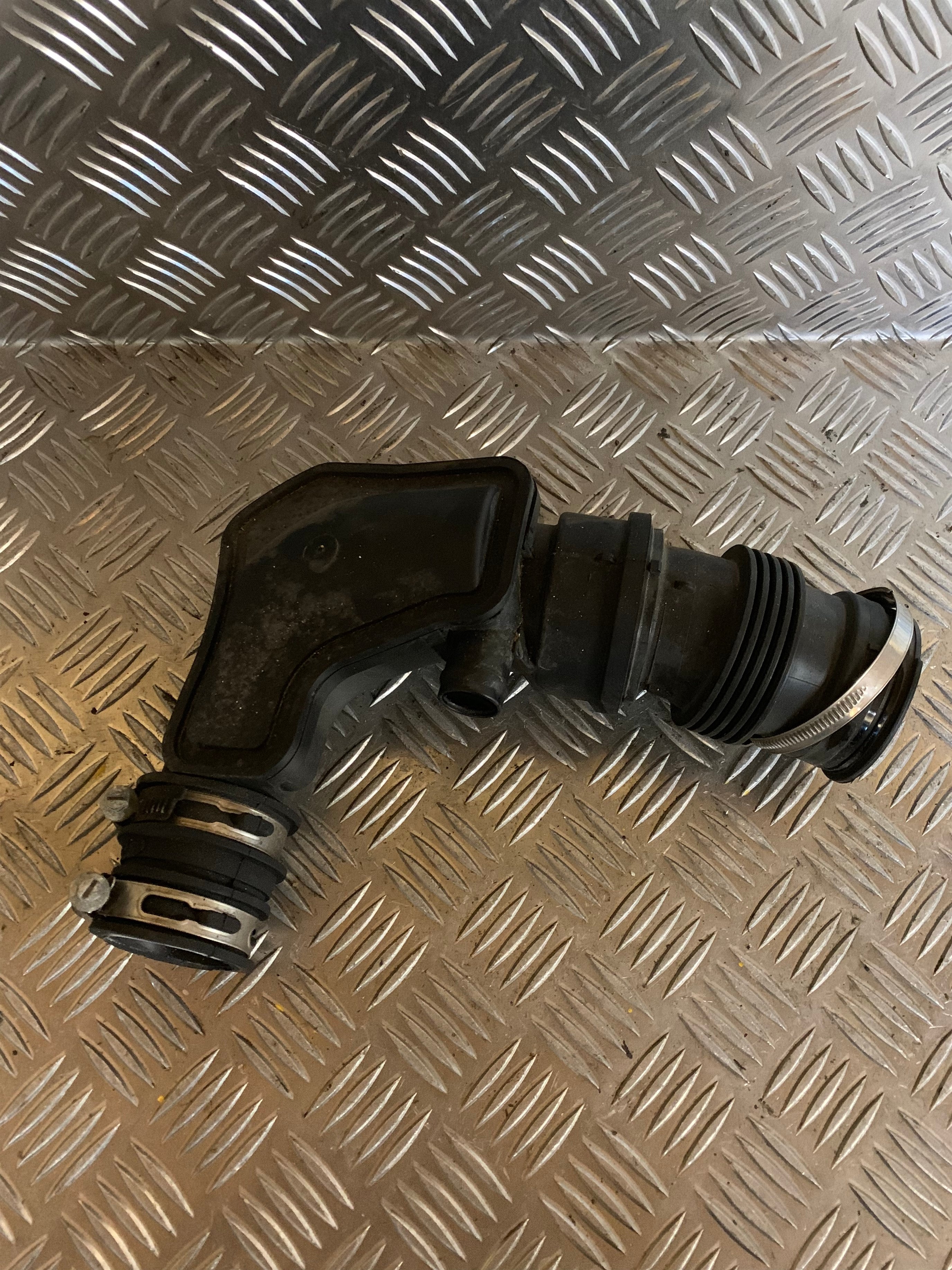 Ford C-Max 2 Indsugningsslange Med OEM Nr. Ophugger Fra Ford Ophugger