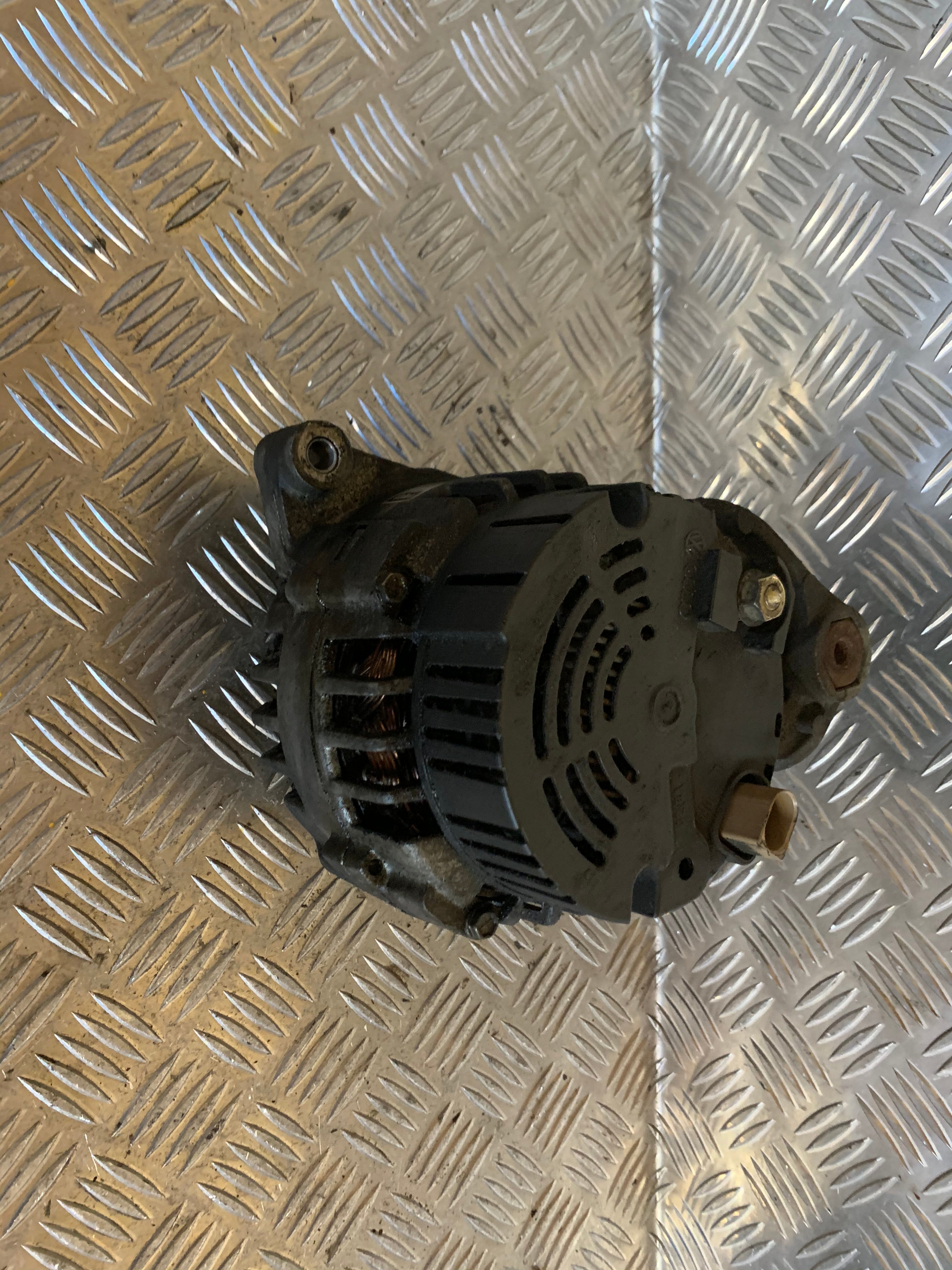 Audi A6 Generator Med OEM Nr. 058903018X Fra Audi Ophugger