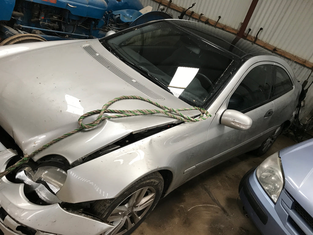 Mercedes C W203 Pluk-Selv-Bil Med OEM Nr. Ophugger Fra Mercedes Ophugger