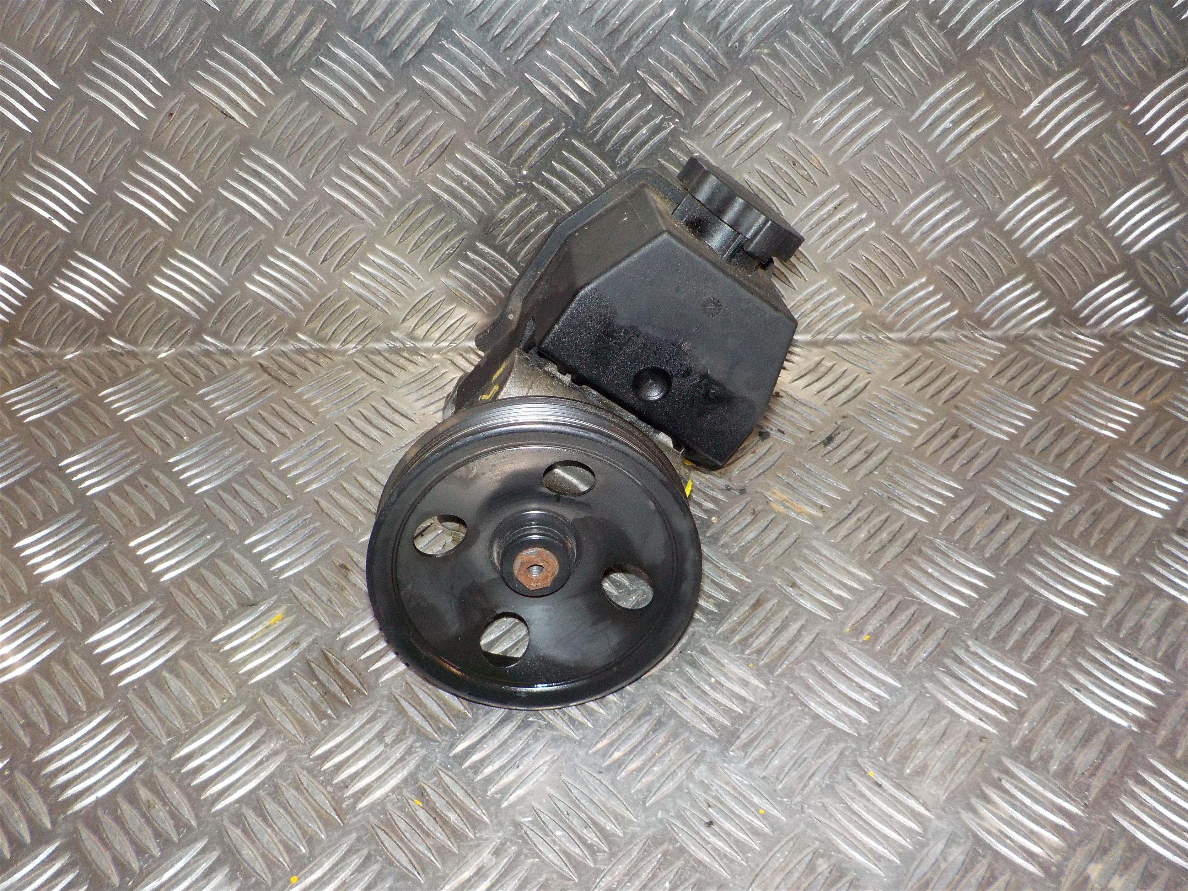 Mercedes C W203 Servopumpe Med OEM Nr. 0024668301 Fra Mercedes Ophugger