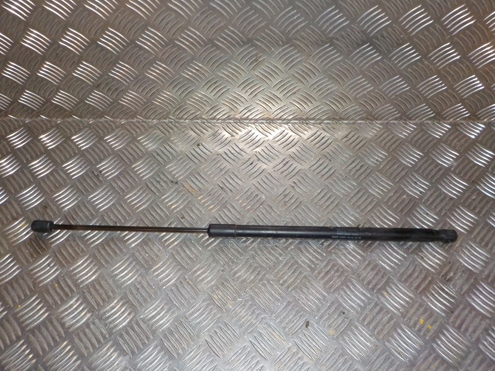 Mercedes C W203 Bagklapsdæmper Med OEM Nr. A2039800164 Fra Mercedes Ophugger