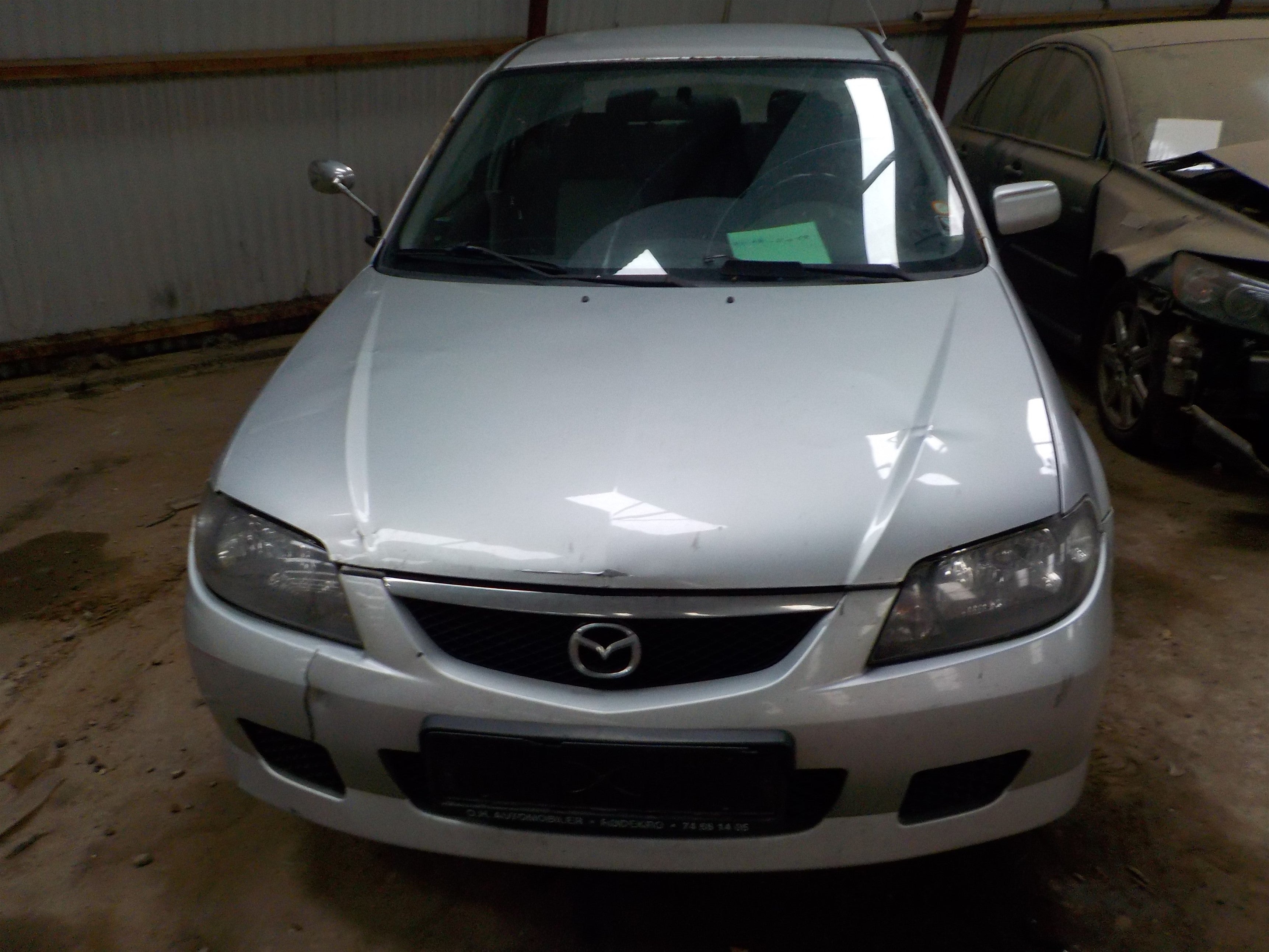 Mazda 323 4D Bj12 Pluk-Selv-Bil Med OEM Nr. Ophugger Fra Mazda Ophugger