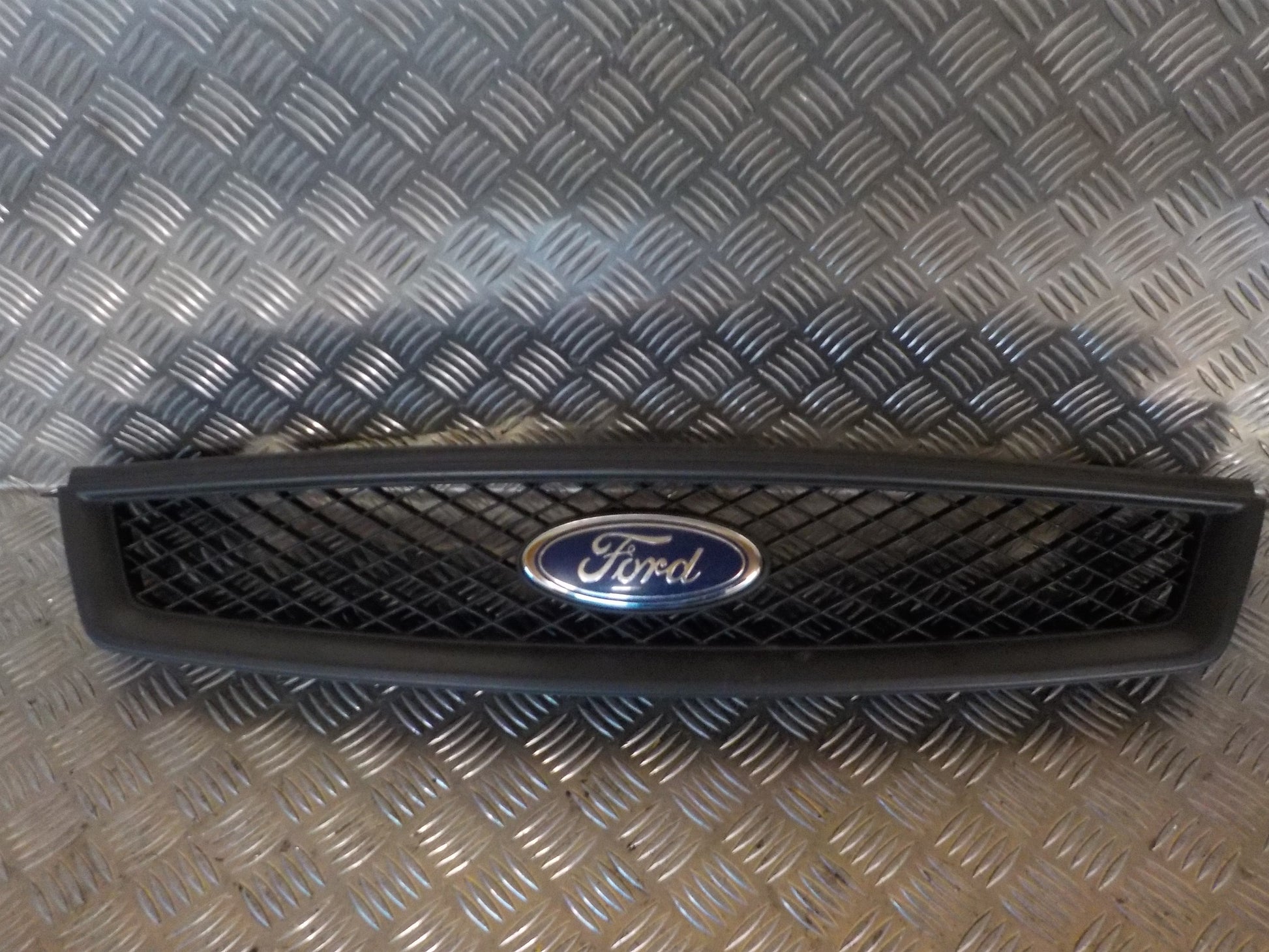 Ford Focus Frontgitter Med OEM Nr. Ophugger Fra Ford Ophugger