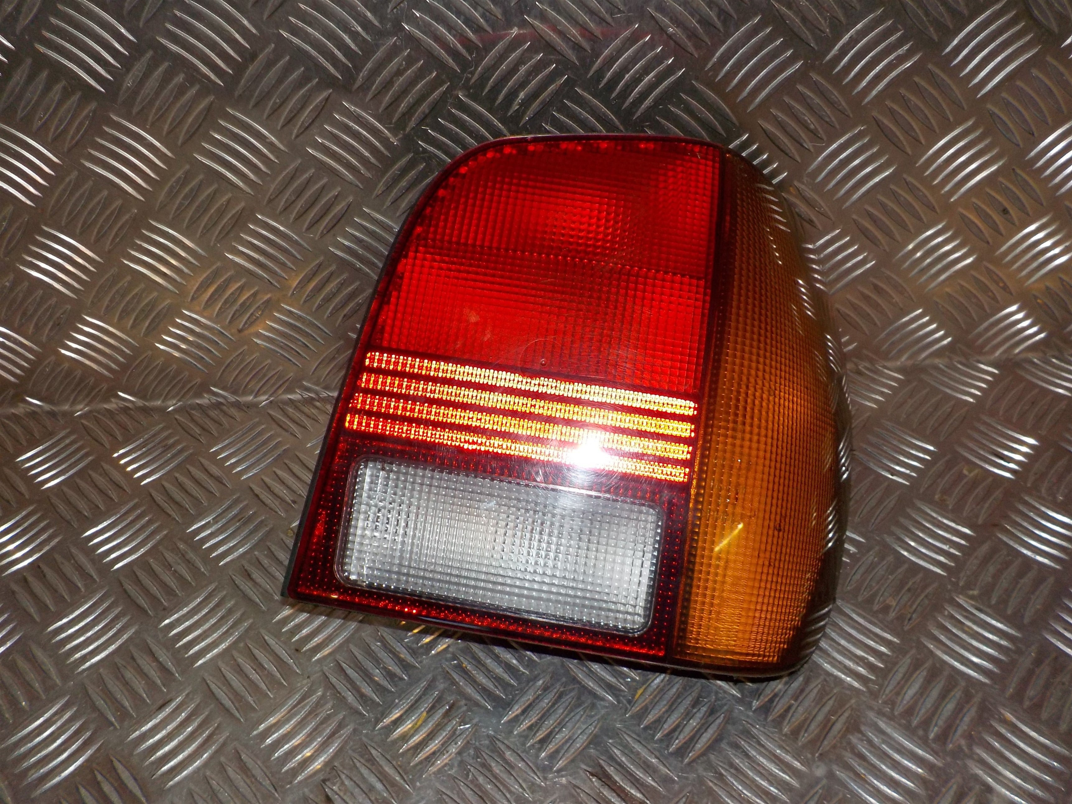 VW Polo 3/5D 6N Baglygte Med OEM Nr. Ophugger Fra VW Ophugger