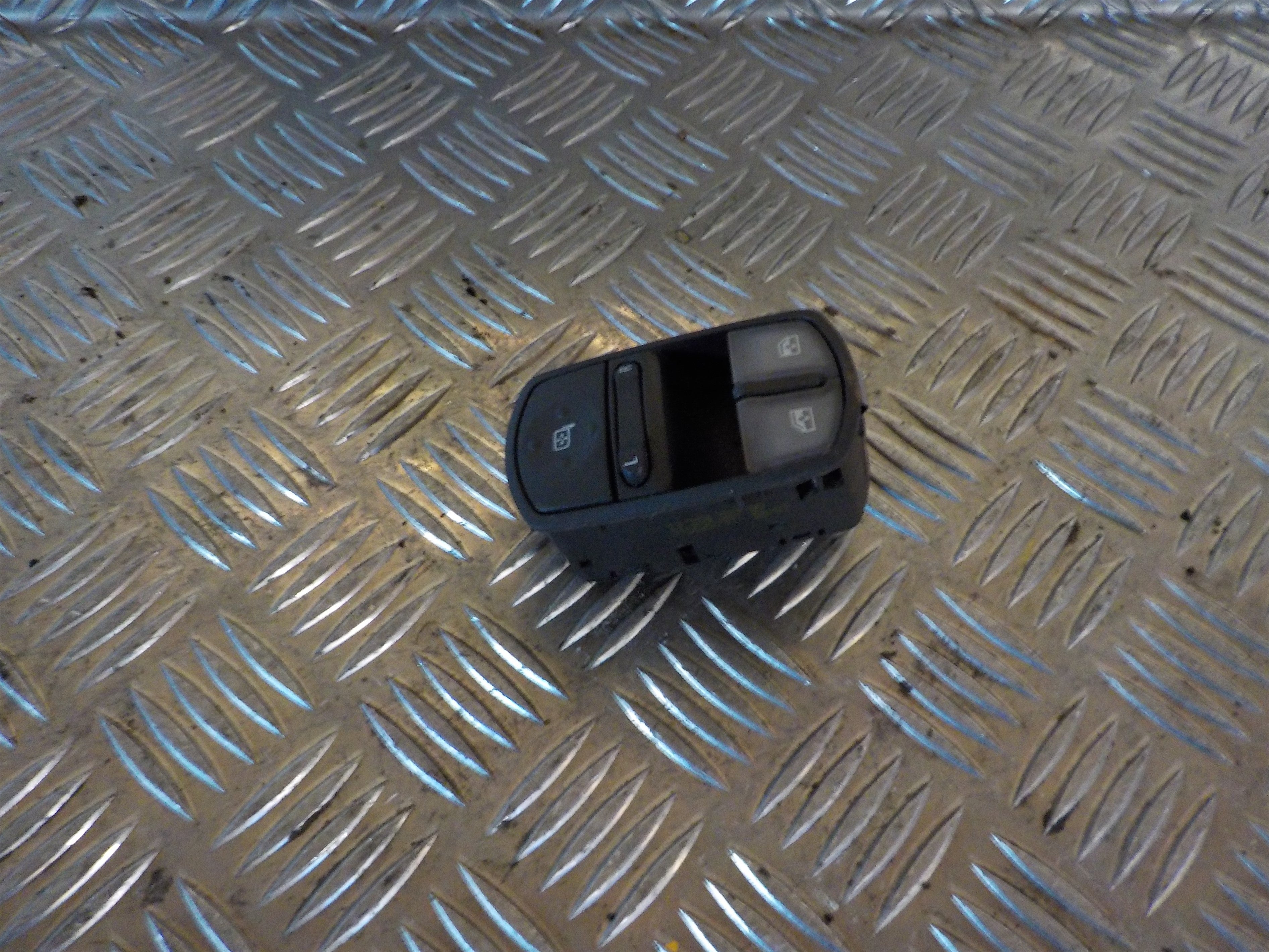 Opel Corsa D Kontakt Rudehejs Med OEM Nr. 1325822AD Fra Opel Ophugger