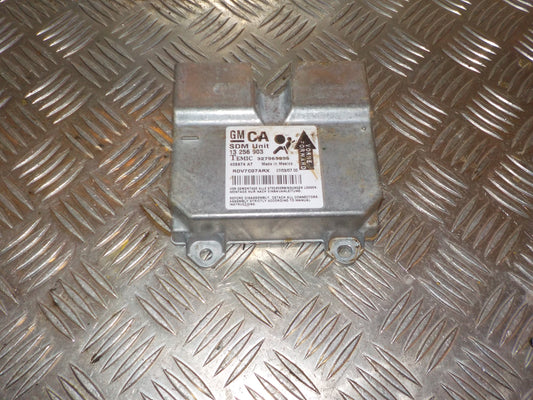 Opel Corsa D Airbag Elboks Med OEM Nr. 13256903 Fra Opel Ophugger