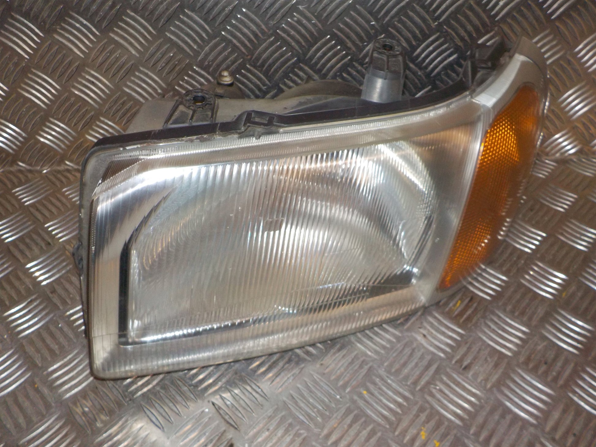 Rover Freelander Forlygte Med OEM Nr. AMR4000 Fra Rover Ophugger