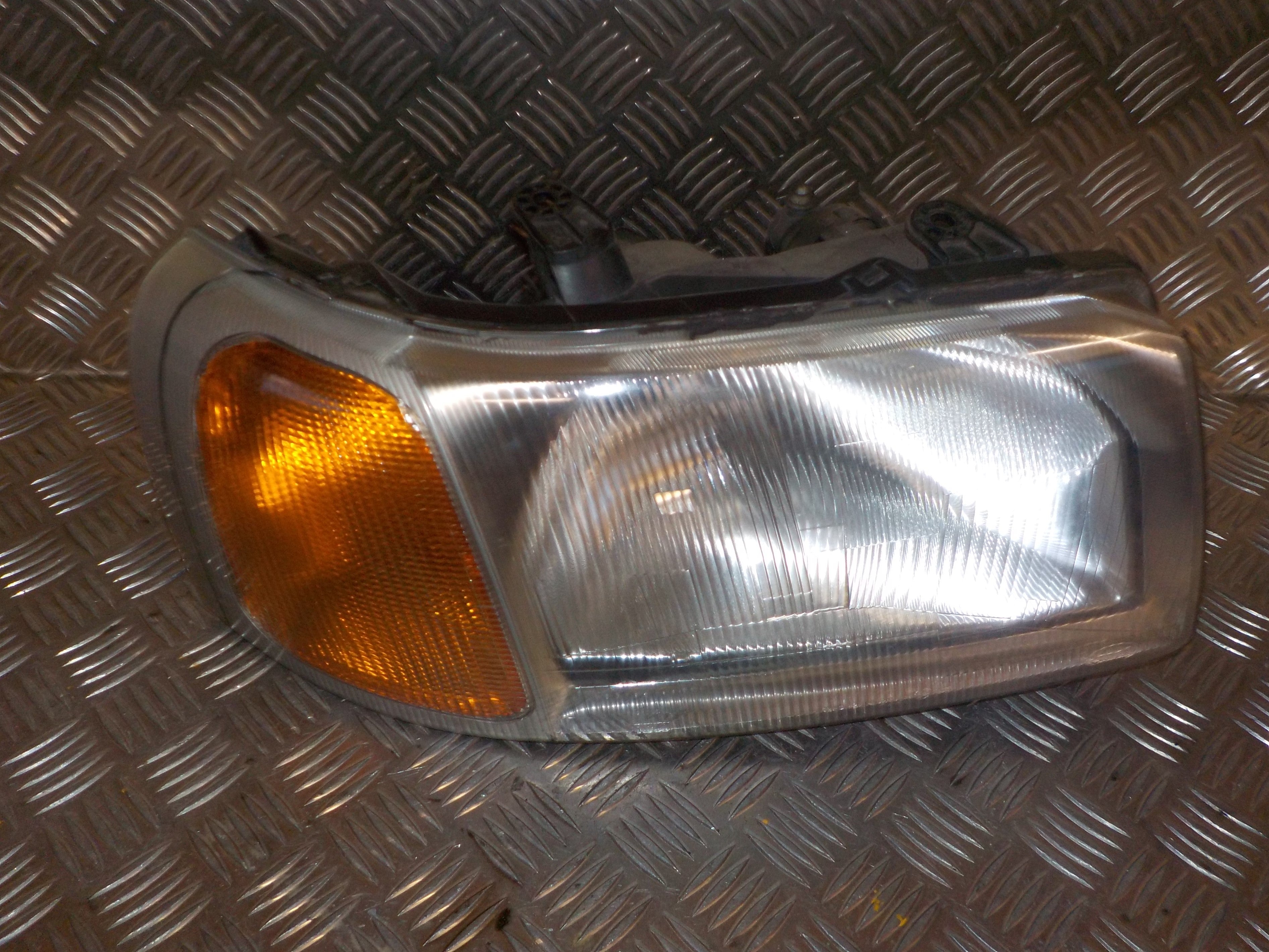 Rover Freelander Forlygte Med OEM Nr. AMR4001 Fra Rover Ophugger