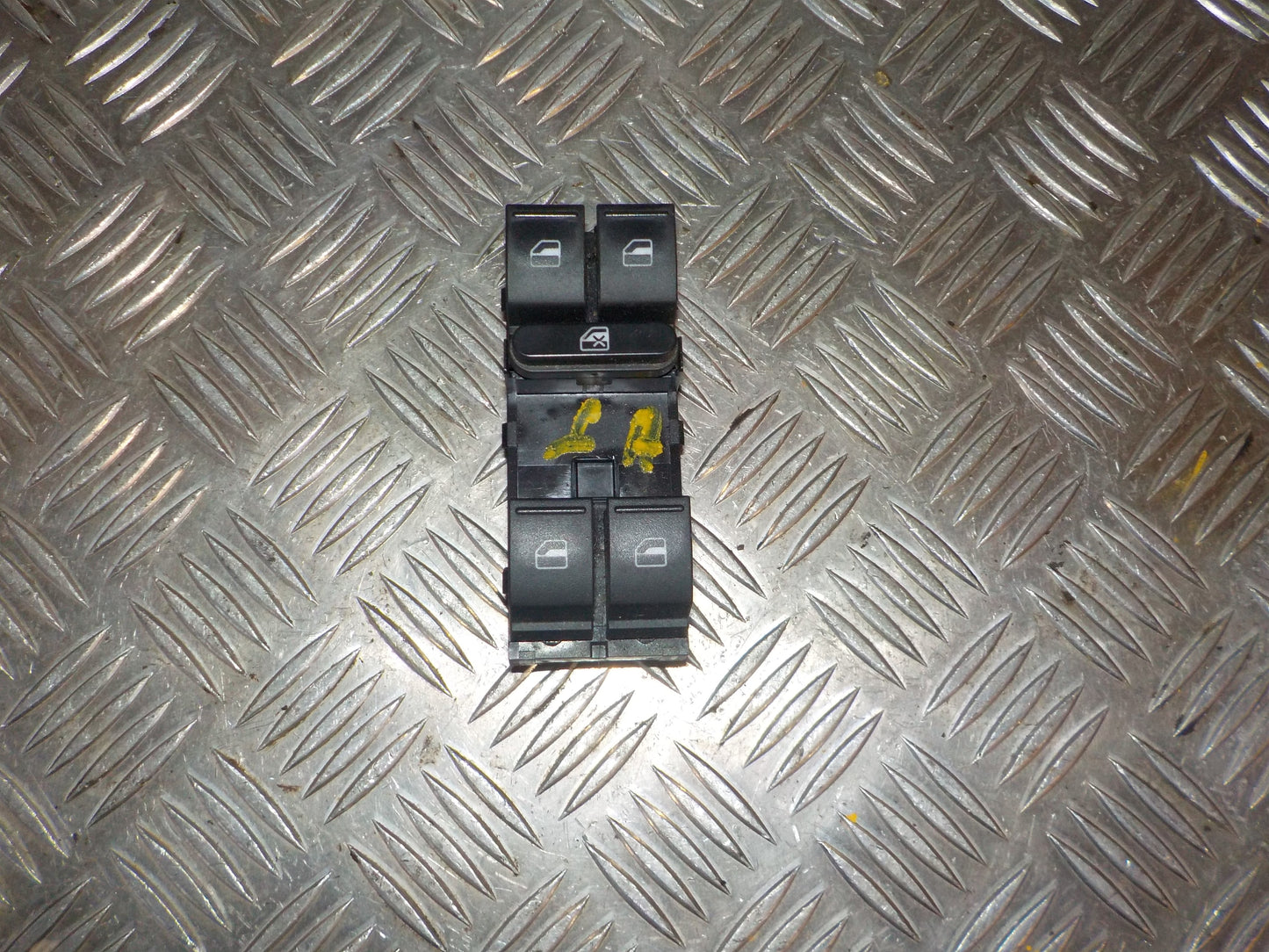 VW Passat 3C Kontakt Rudehejs Med OEM Nr. 1K4959857A Fra VW Ophugger