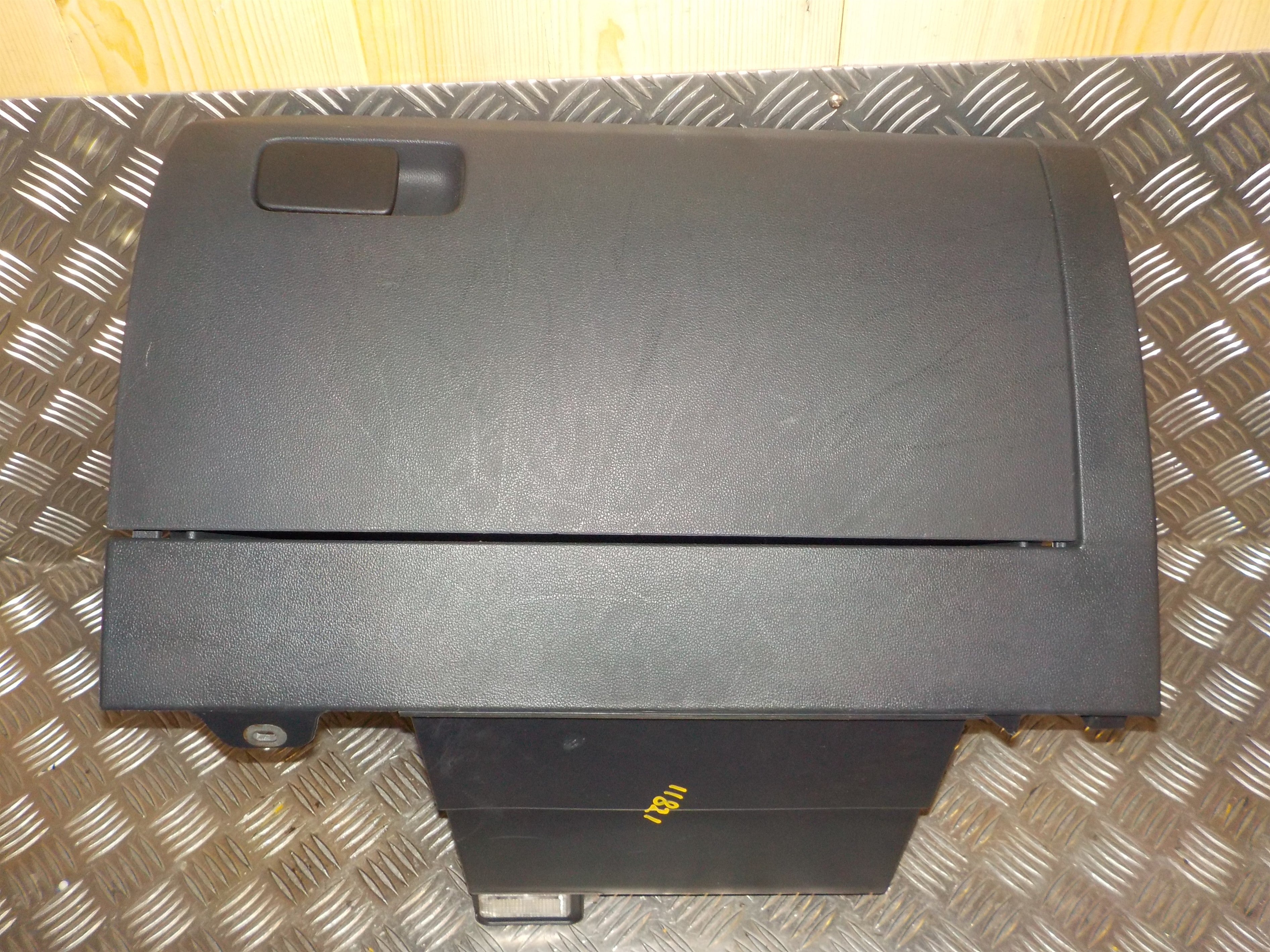VW Polo 6C Handskerum Med OEM Nr. 6R1857121J82V Fra VW Ophugger