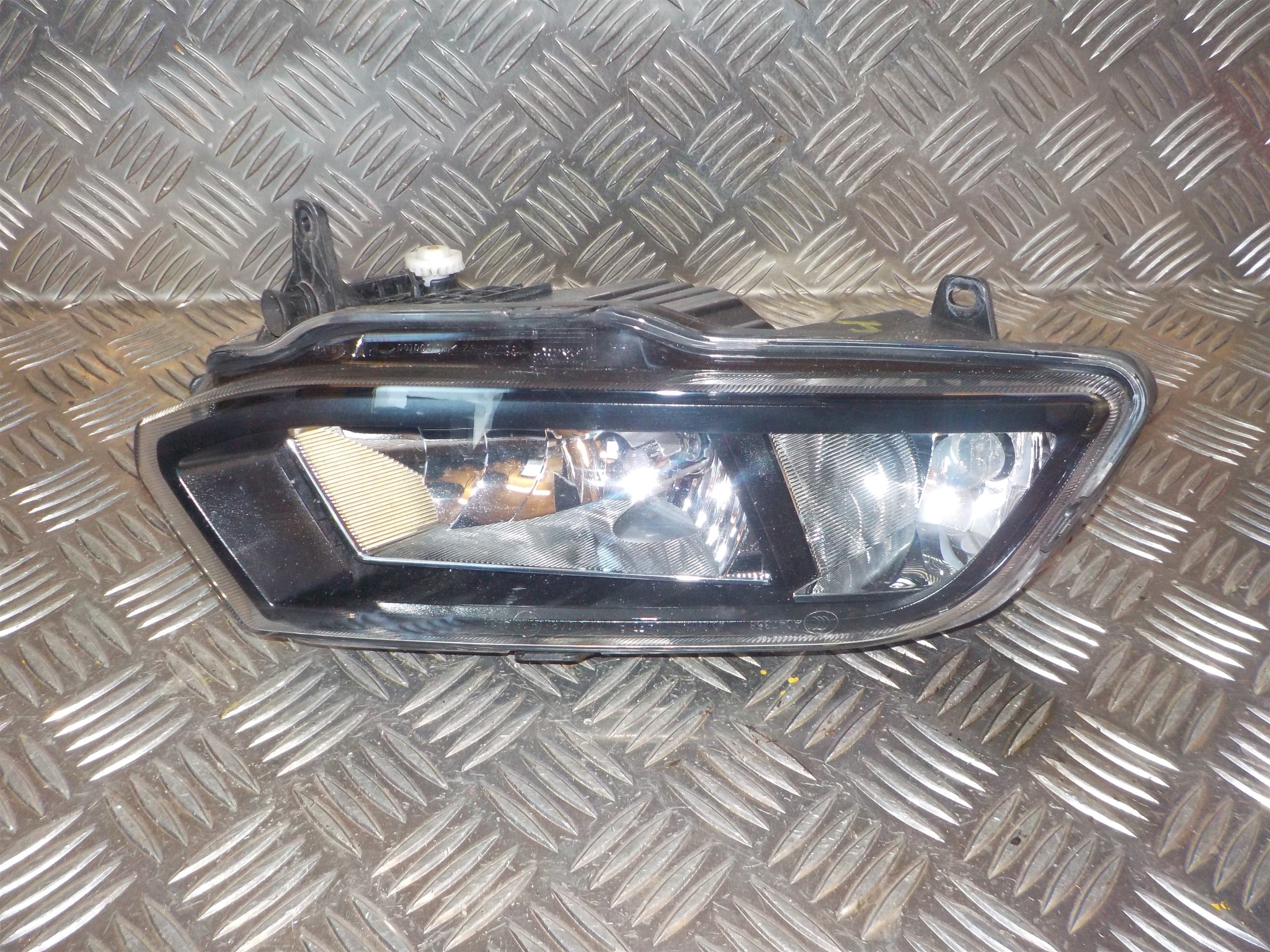 VW Polo 6C Tågelygte For Med OEM Nr. 6C0941662AB Fra VW Ophugger