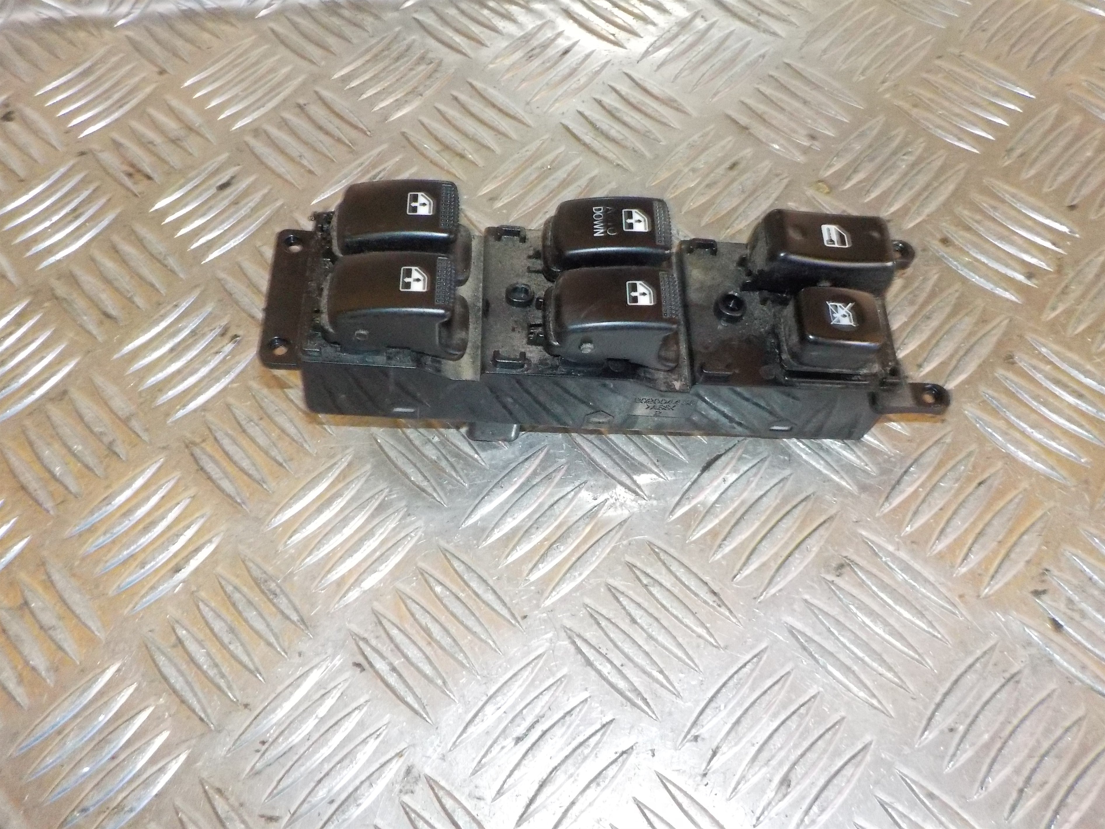 Kia Rio Jb Kontakt Rudehejs Med OEM Nr. Ophugger Fra Kia Ophugger