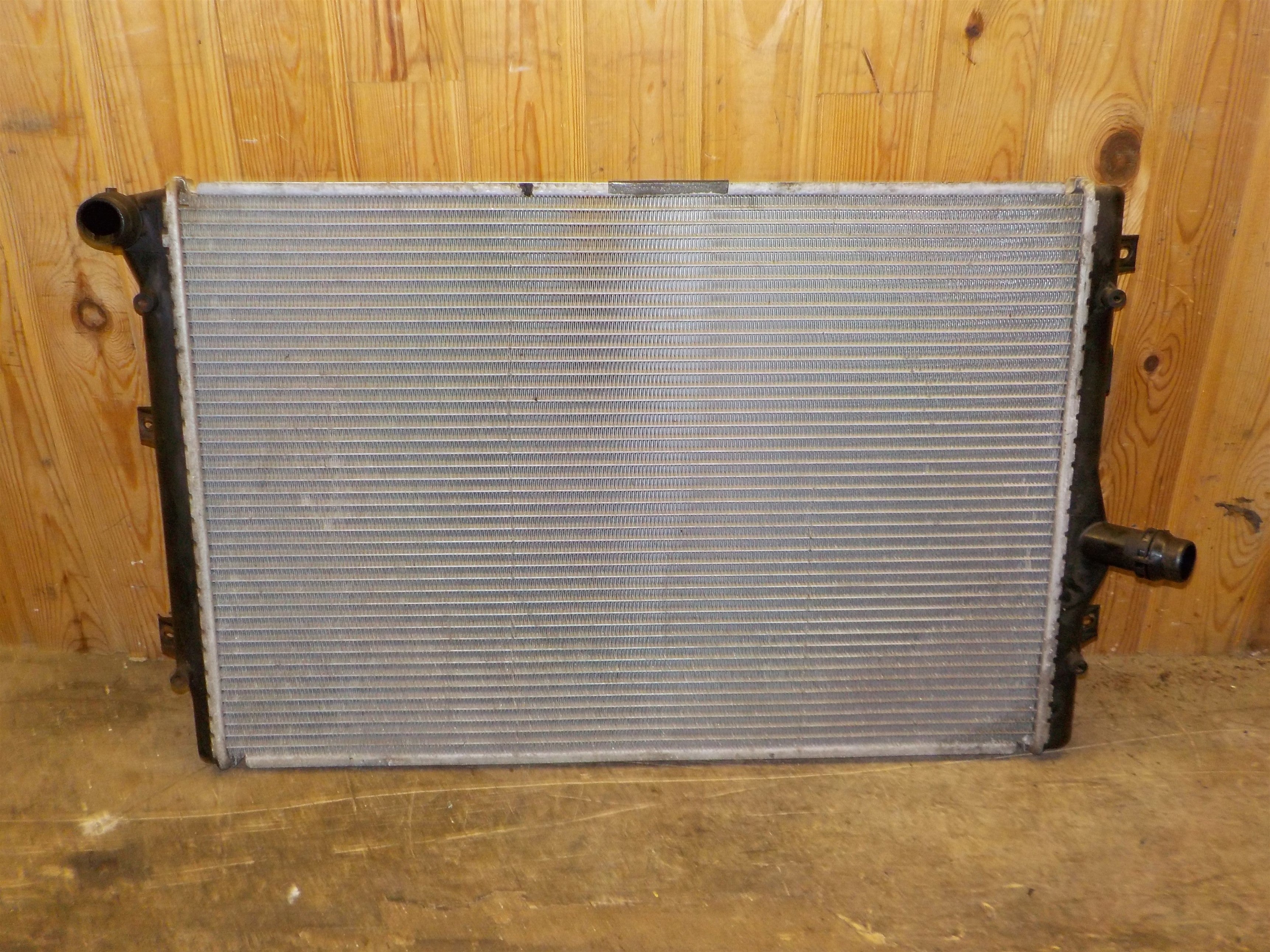 VW Passat 3C Køler Med OEM Nr. 1K0121251N Fra VW Ophugger
