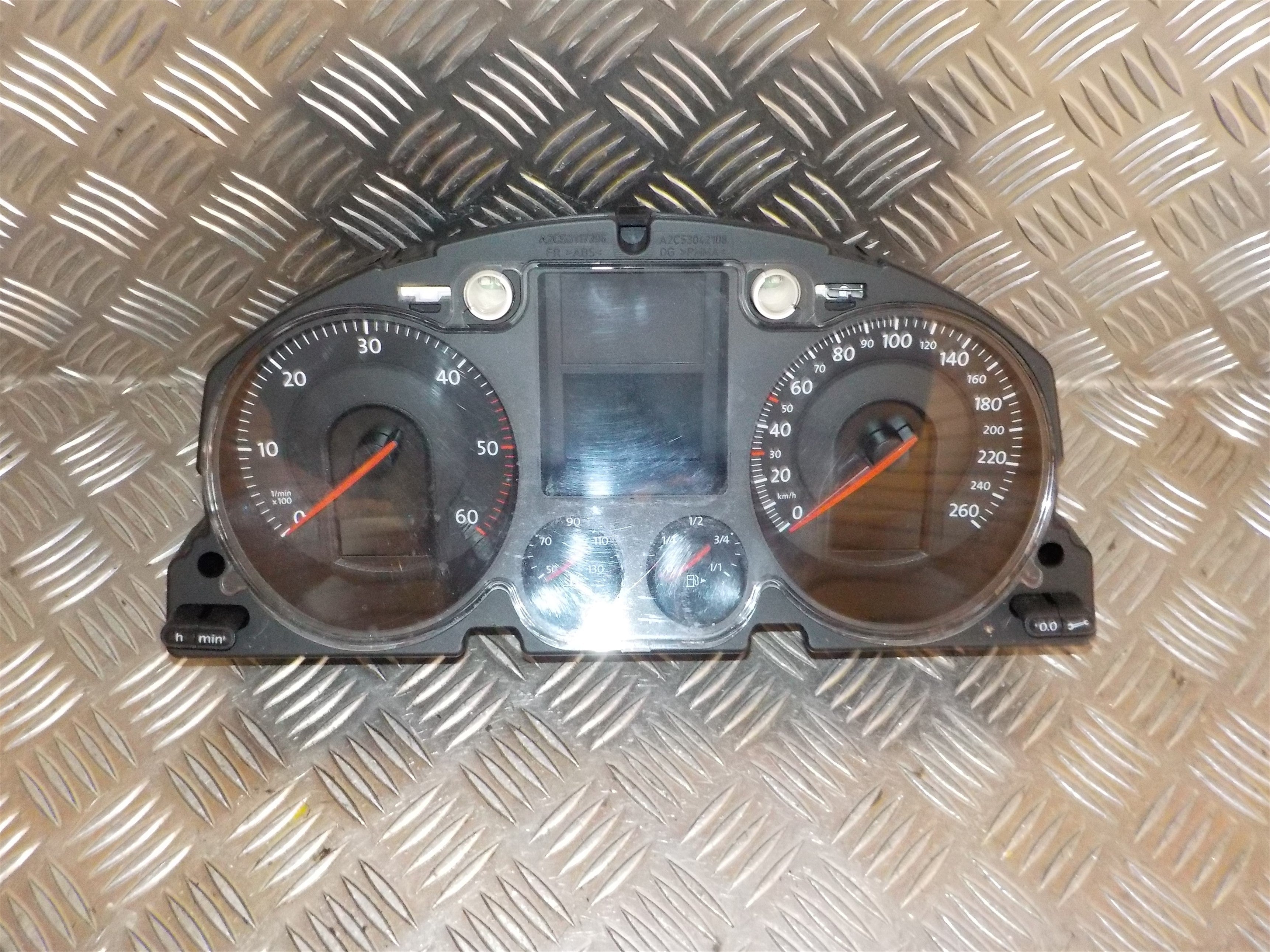 VW Passat 3C Speedometer - Instrument Med OEM Nr. 3C0920860HX Fra VW Ophugger