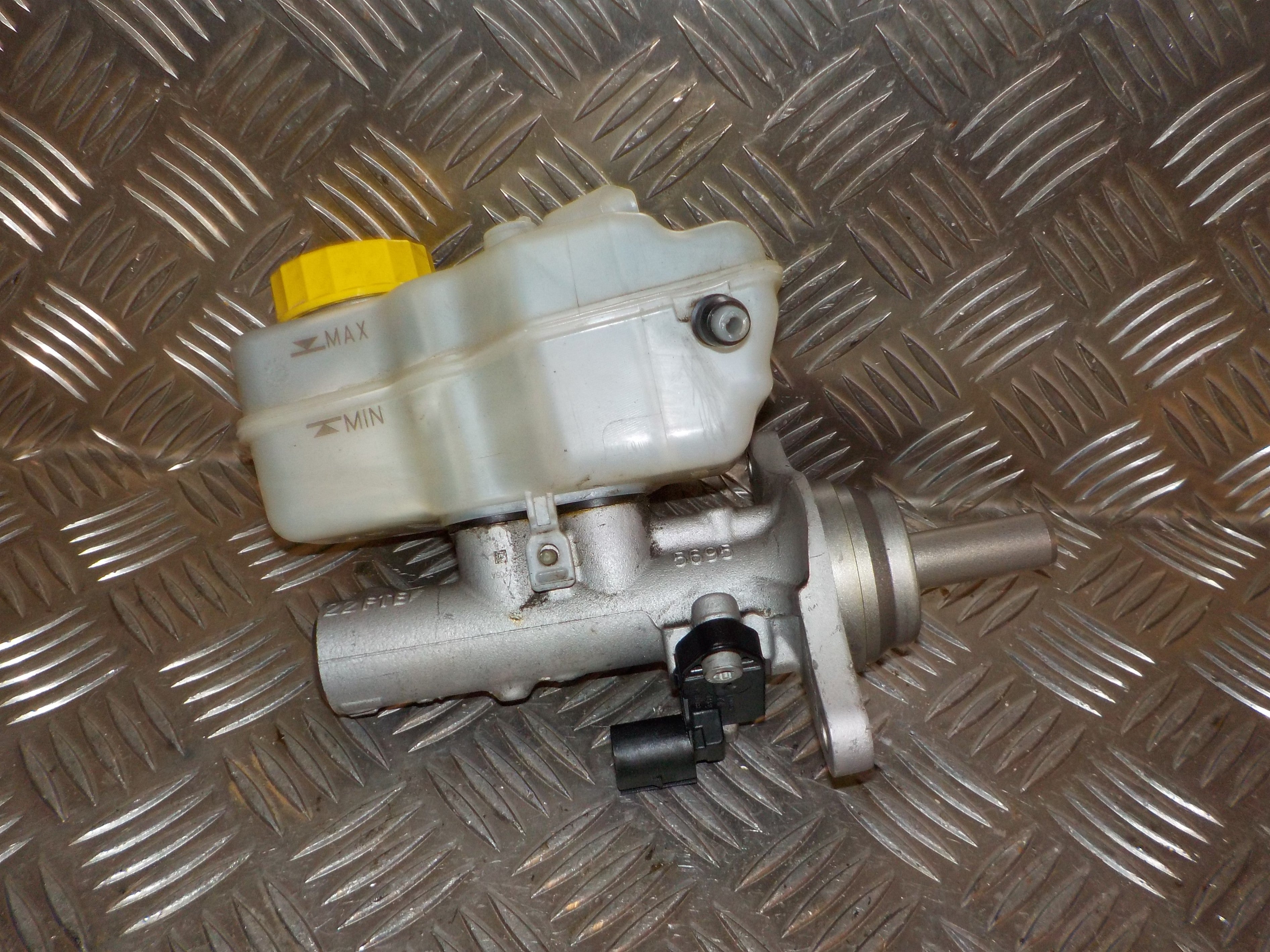 VW Polo 6C Bremsehovedcylinder Med OEM Nr. 6R1611019F Fra VW Ophugger