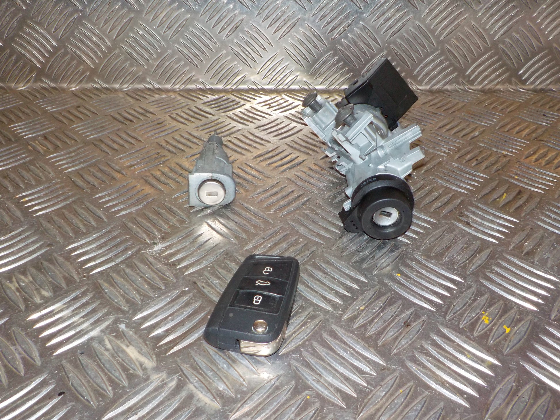 VW Polo 6C Låsesæt  Med OEM Nr. 107905855AJ Fra VW Ophugger