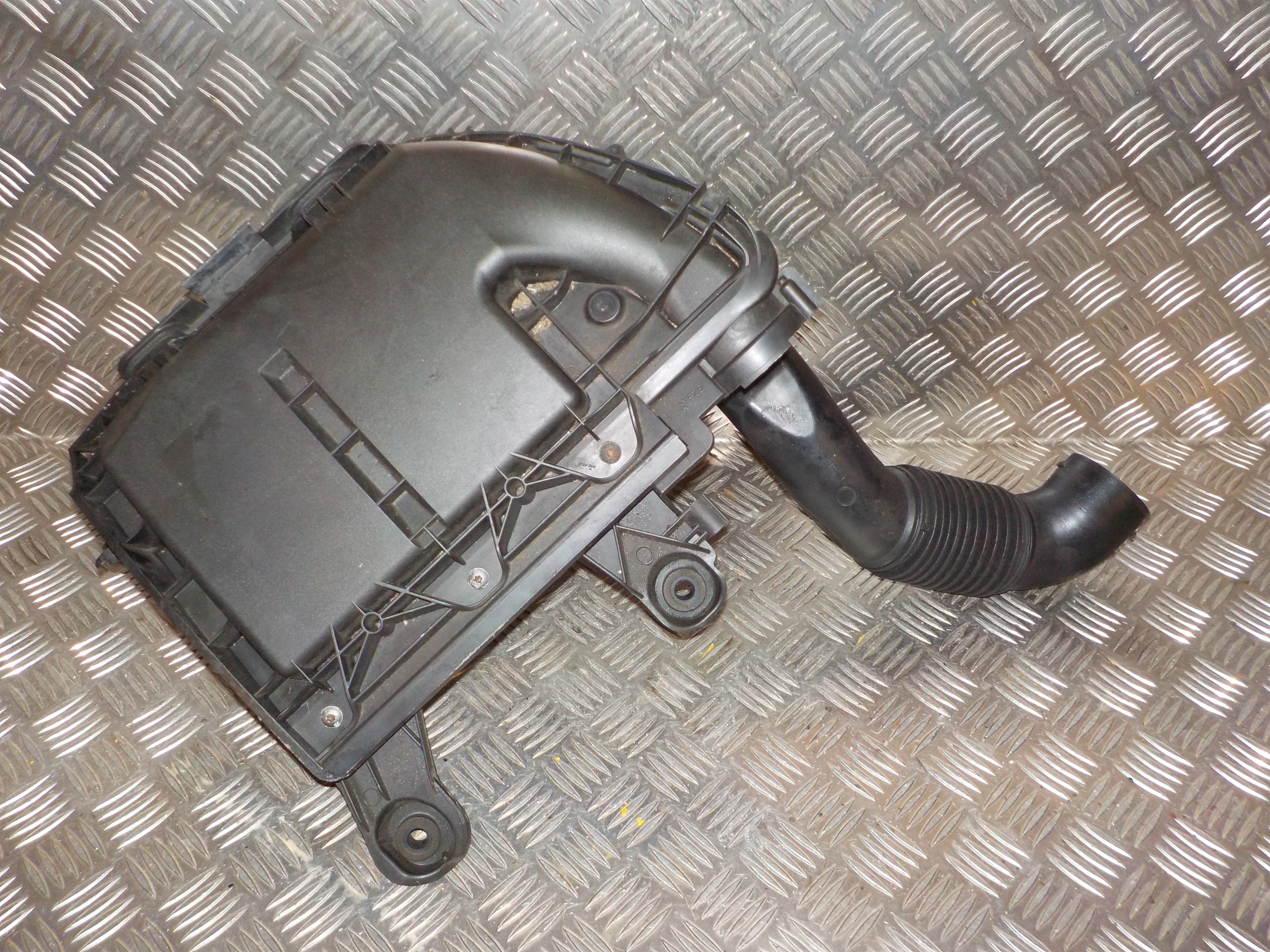 Citroen C3 II Luftfilterkasse  Med OEM Nr. 1420V1 Fra Citroen Ophugger