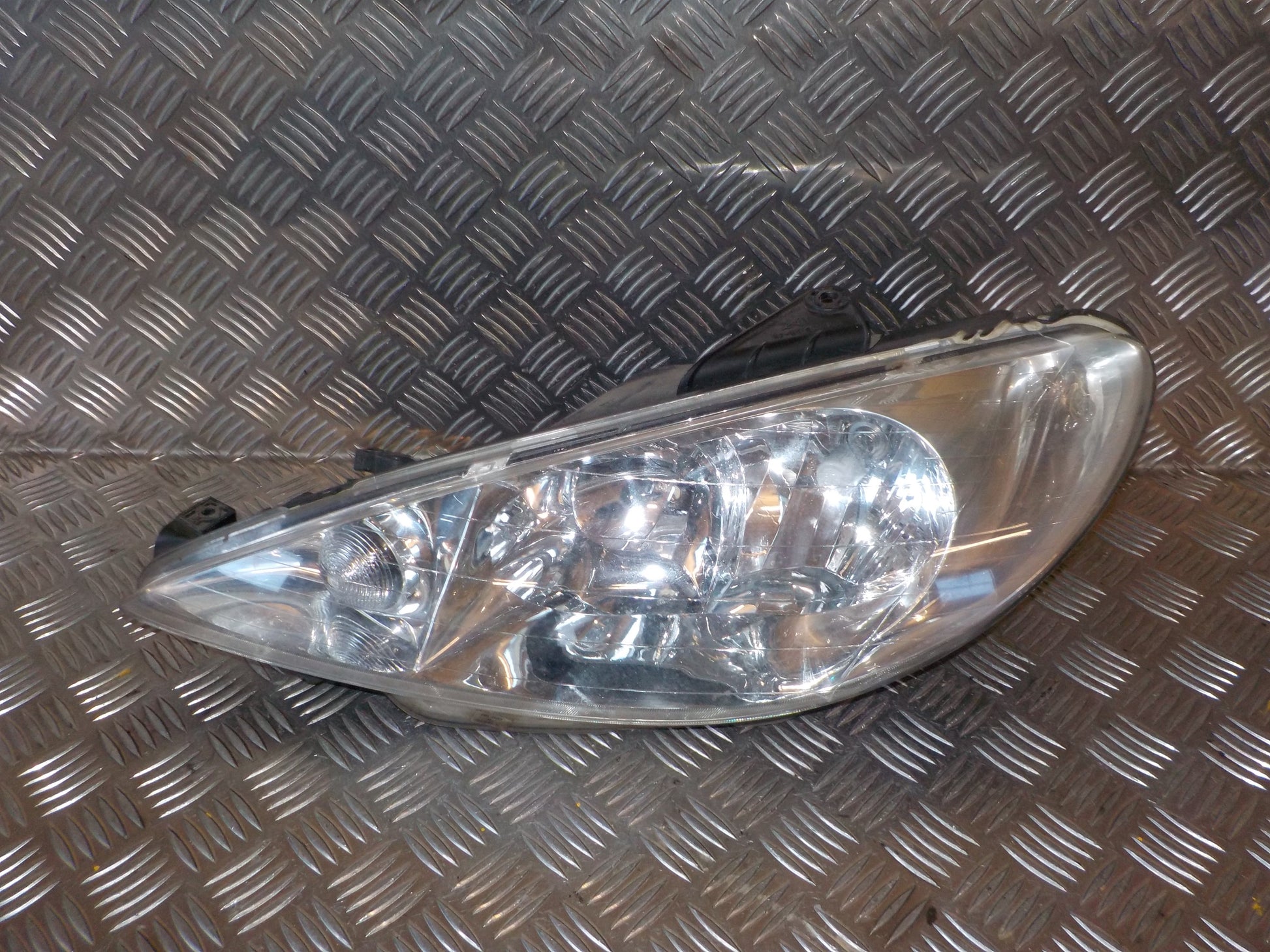 Peugeot 206 Forlygte Med OEM Nr. 6208A0 Fra Peugeot Ophugger