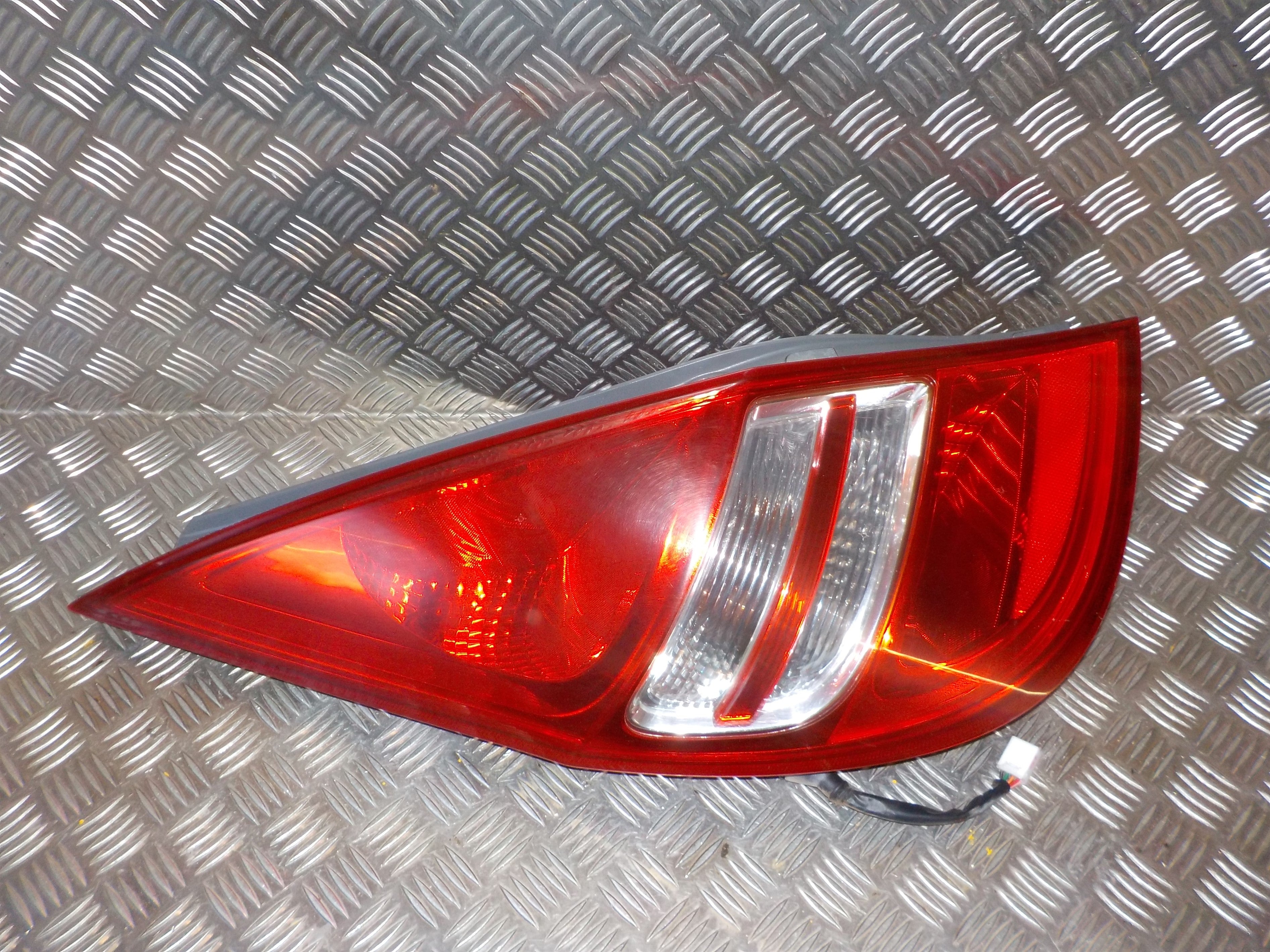 Hyundai I30 Km Baglygte Med OEM Nr. 924012L010 Fra Hyundai Ophugger