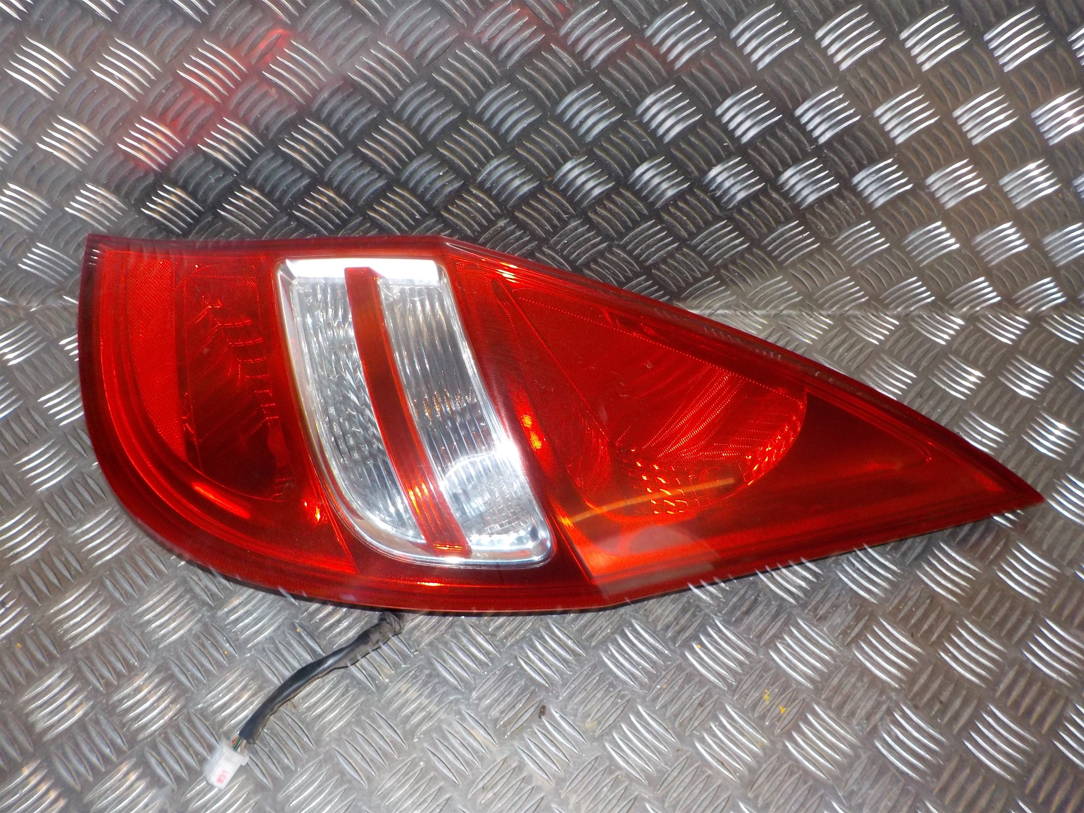 Hyundai I30 Km Baglygte Med OEM Nr. 924022L010 Fra Hyundai Ophugger