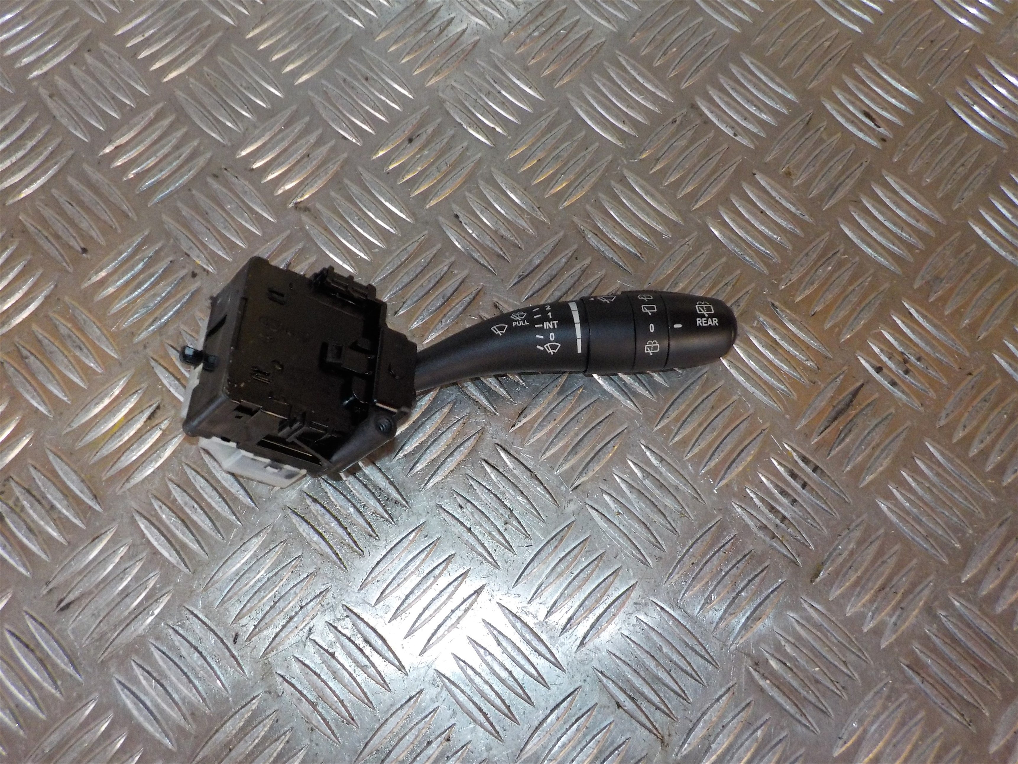Hyundai I30 Km Kontakt Visker Med OEM Nr. 934202L010 Fra Hyundai Ophugger