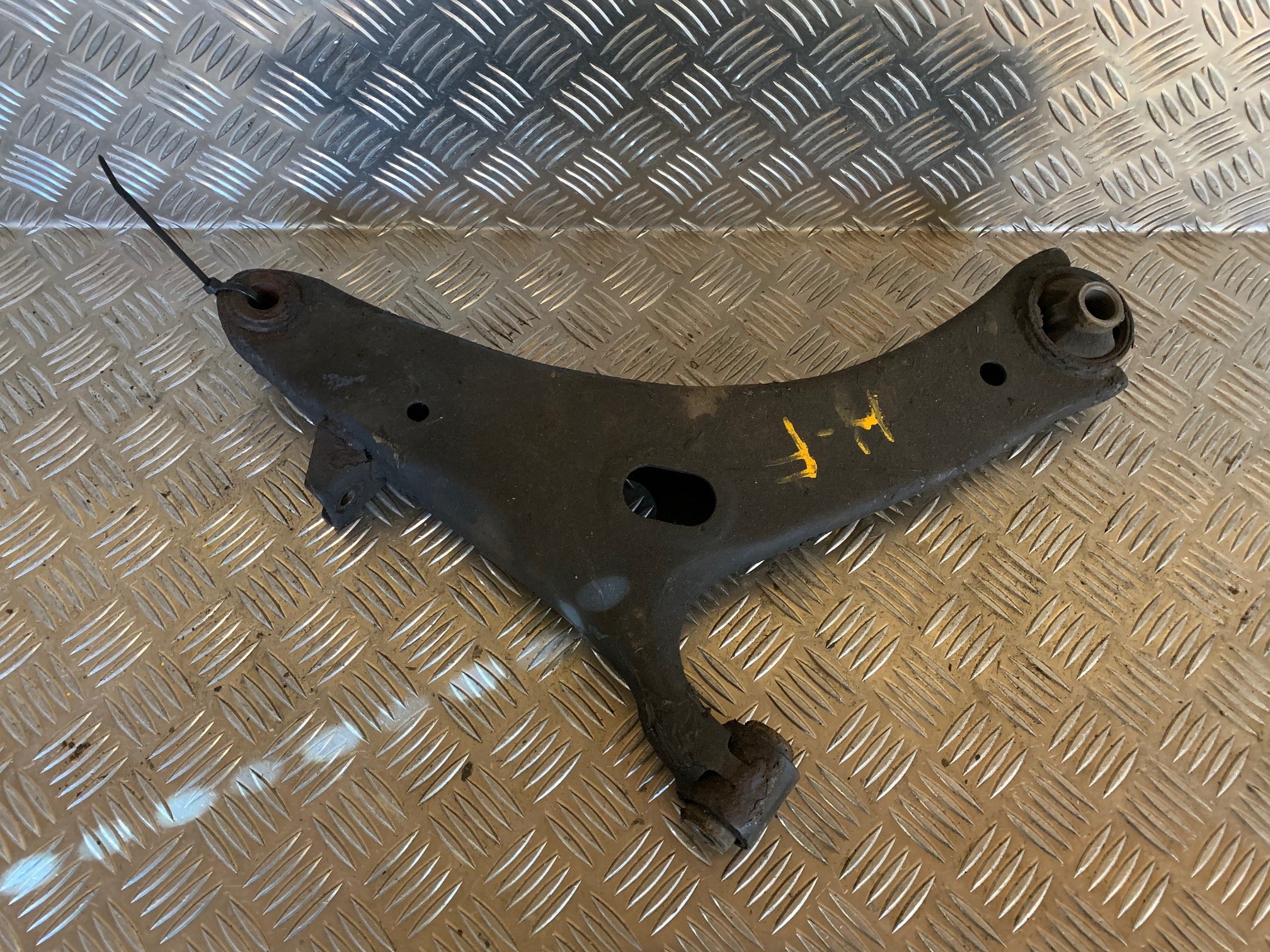 Subaru Forester Sh Bærearm F.N. H Med OEM Nr. Ophugger Fra Subaru Ophugger