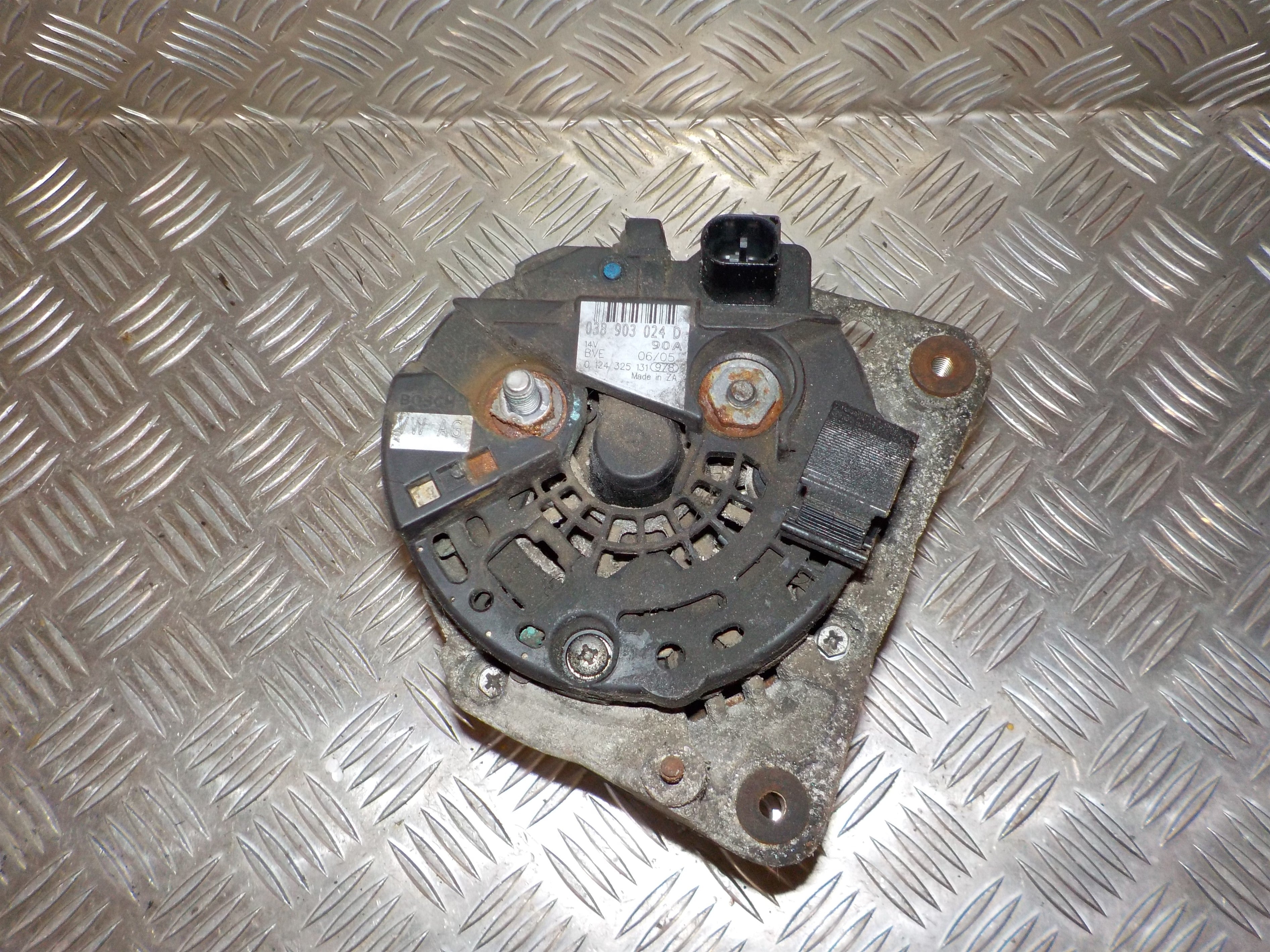 VW Transporter T5 Generator Med OEM Nr. 038903024D Fra VW Ophugger