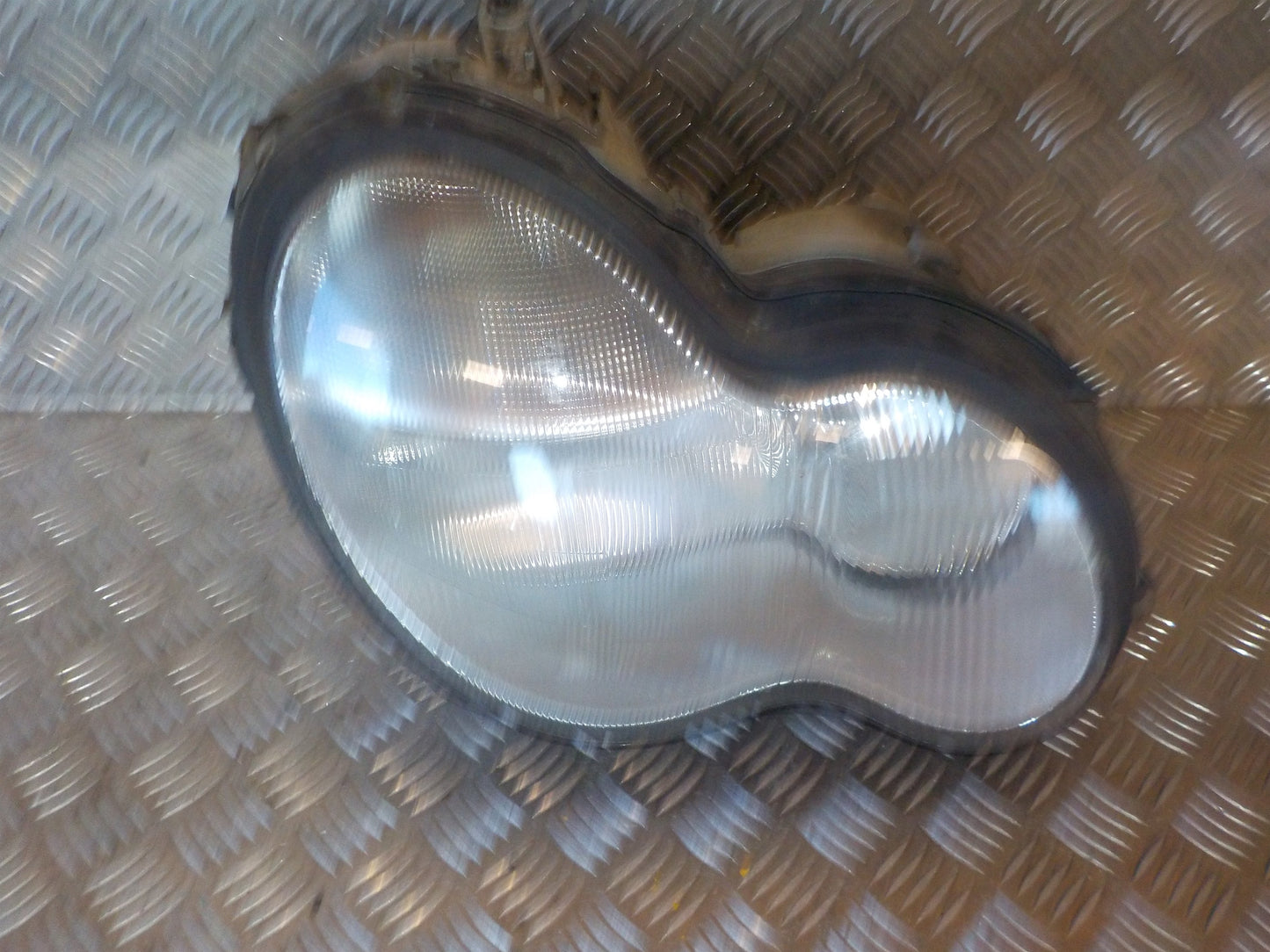 Mercedes C W203 Forlygte Med OEM Nr. A2038201261 Fra Mercedes Ophugger