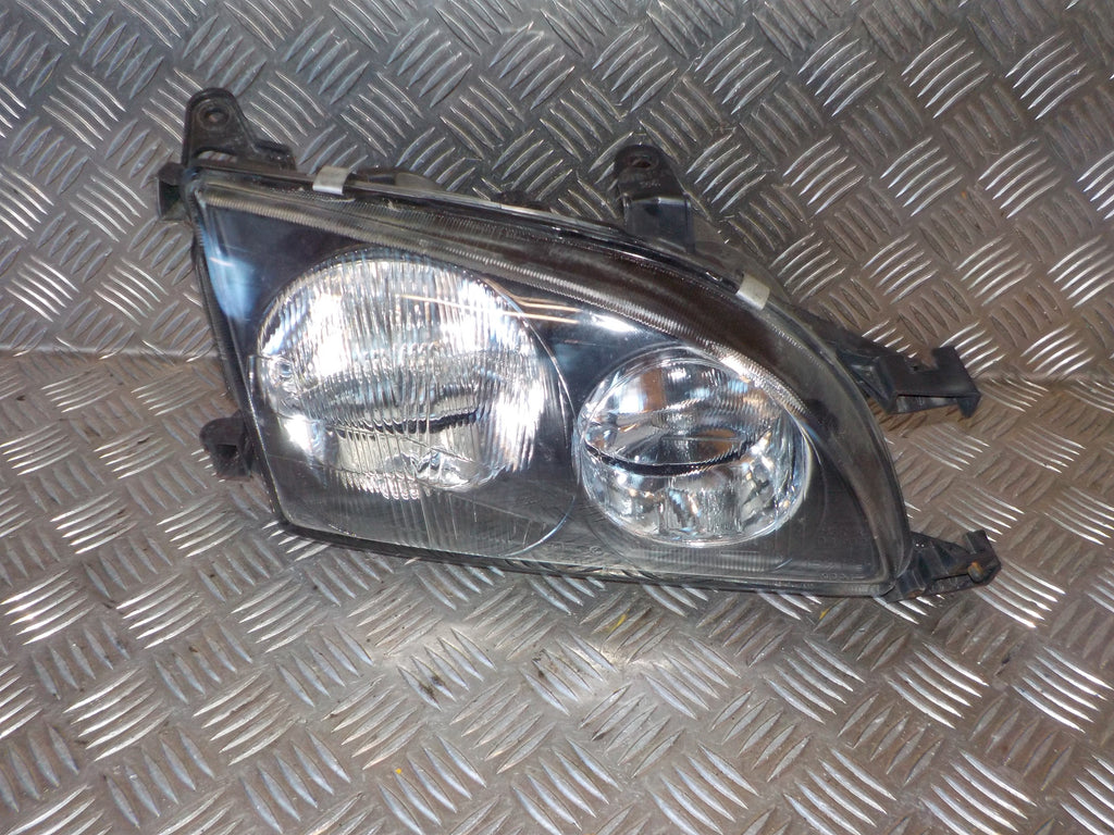 Toyota Avensis Forlygte Med OEM Nr. 8113005140 Fra Toyota Ophugger