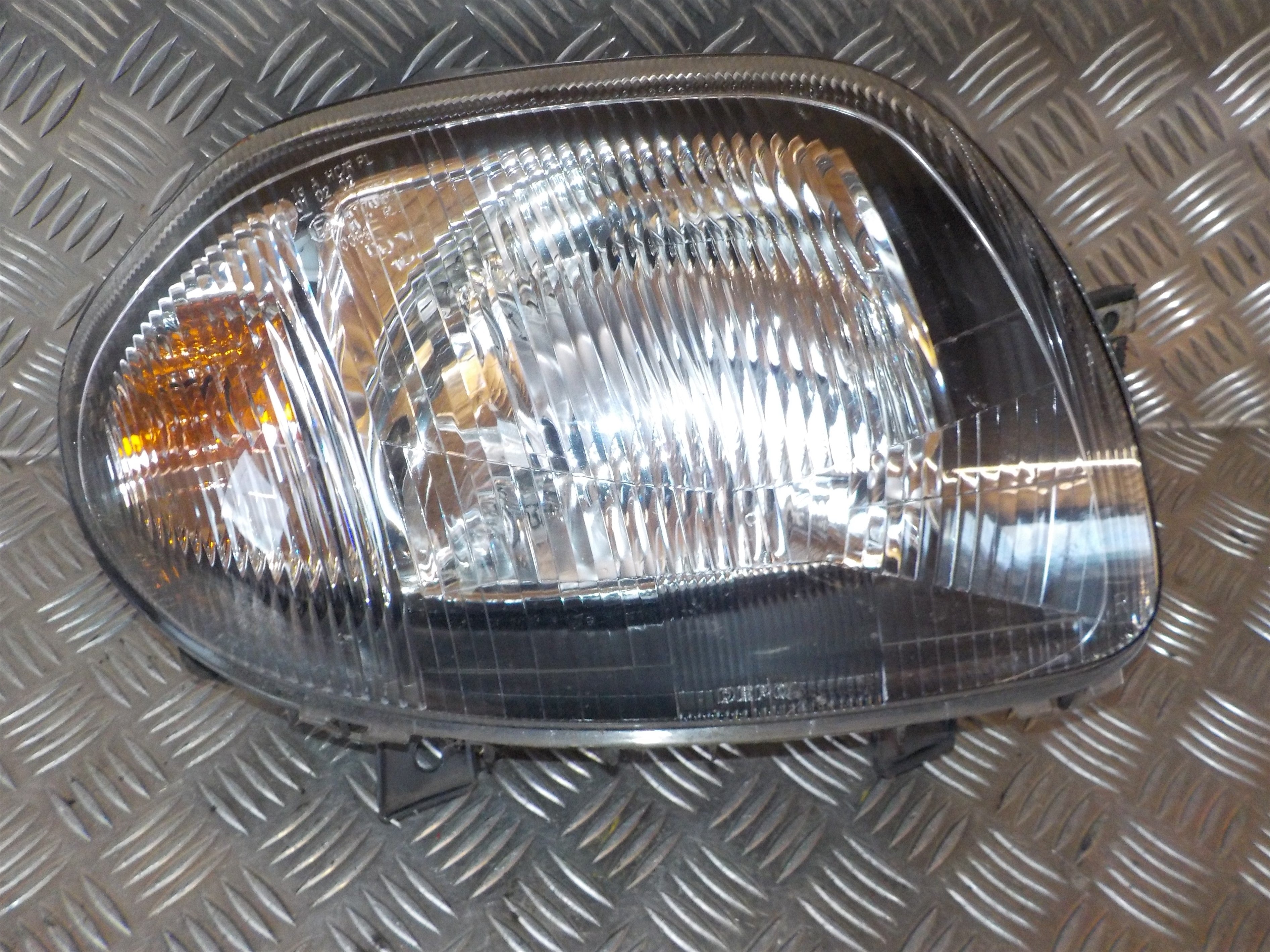 Renault Clio 2 Forlygte Med OEM Nr. 260105183R Fra Renault Ophugger