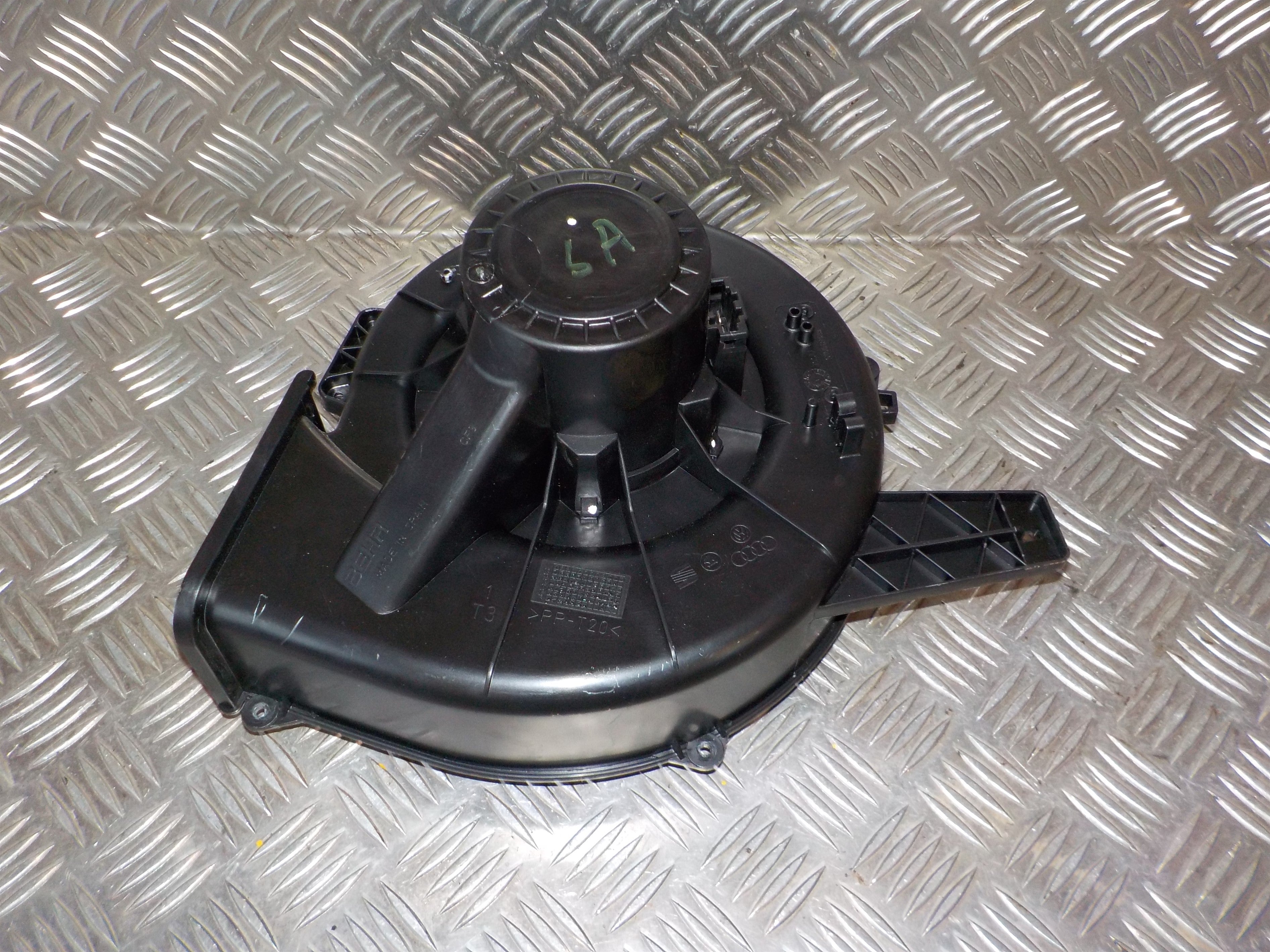 VW Polo 6R Varmeblæser Med OEM Nr. 6R1819015A Fra VW Ophugger