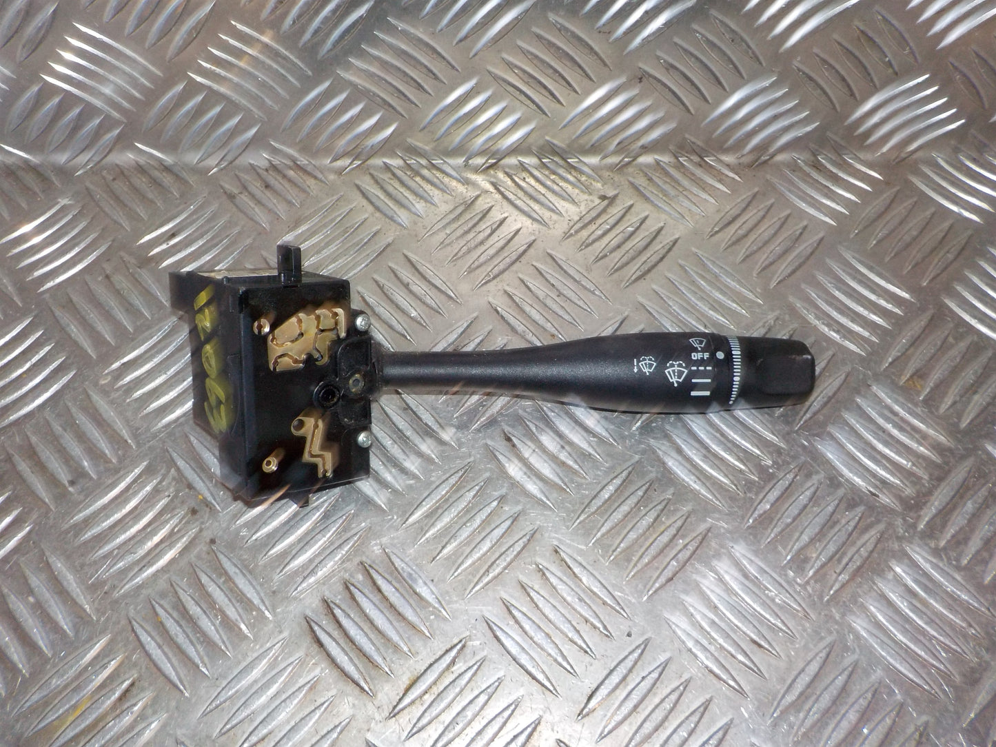 Nissan Primera P11 Kontakt Visker Med OEM Nr. Ophugger Fra Nissan Ophugger