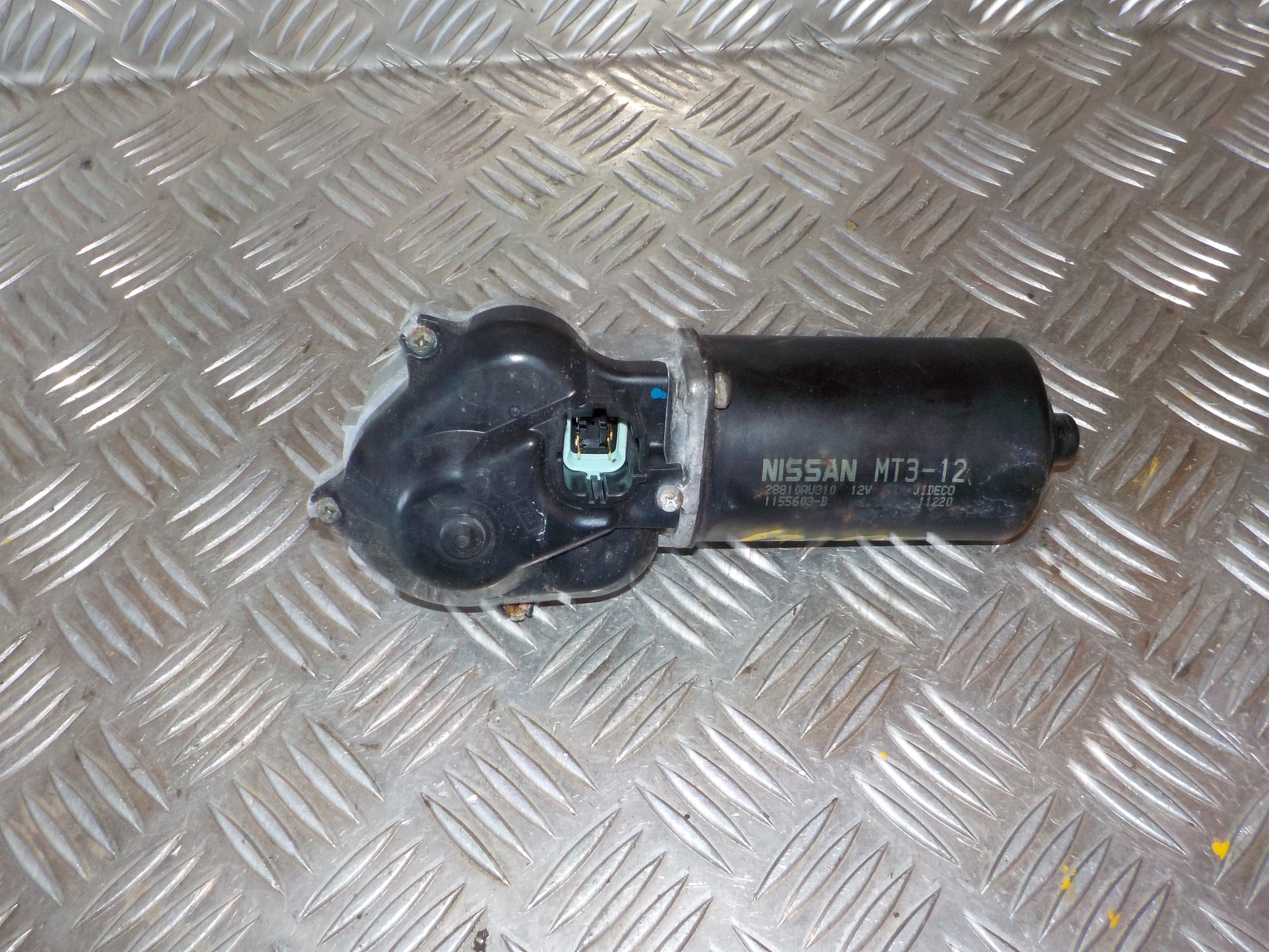 Nissan Primera P12 Viskermotor Med OEM Nr. Ophugger Fra Nissan Ophugger