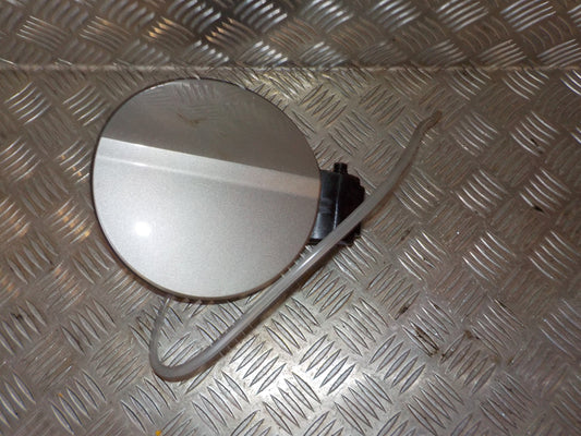 Skoda Fabia Benzinklap / Tankklap Med OEM Nr. 6V6809999 Fra Skoda Ophugger